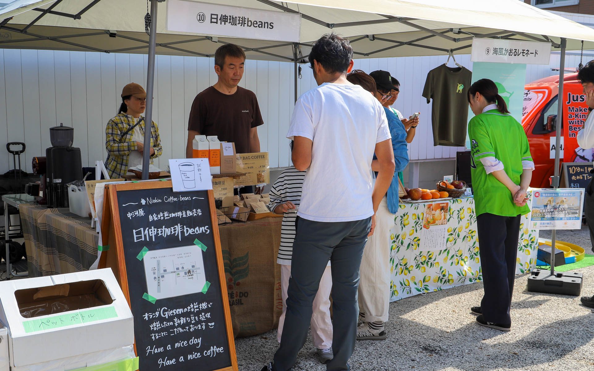 JAや近隣のお店など、ディーラーごとに特色ある出店者がそろう