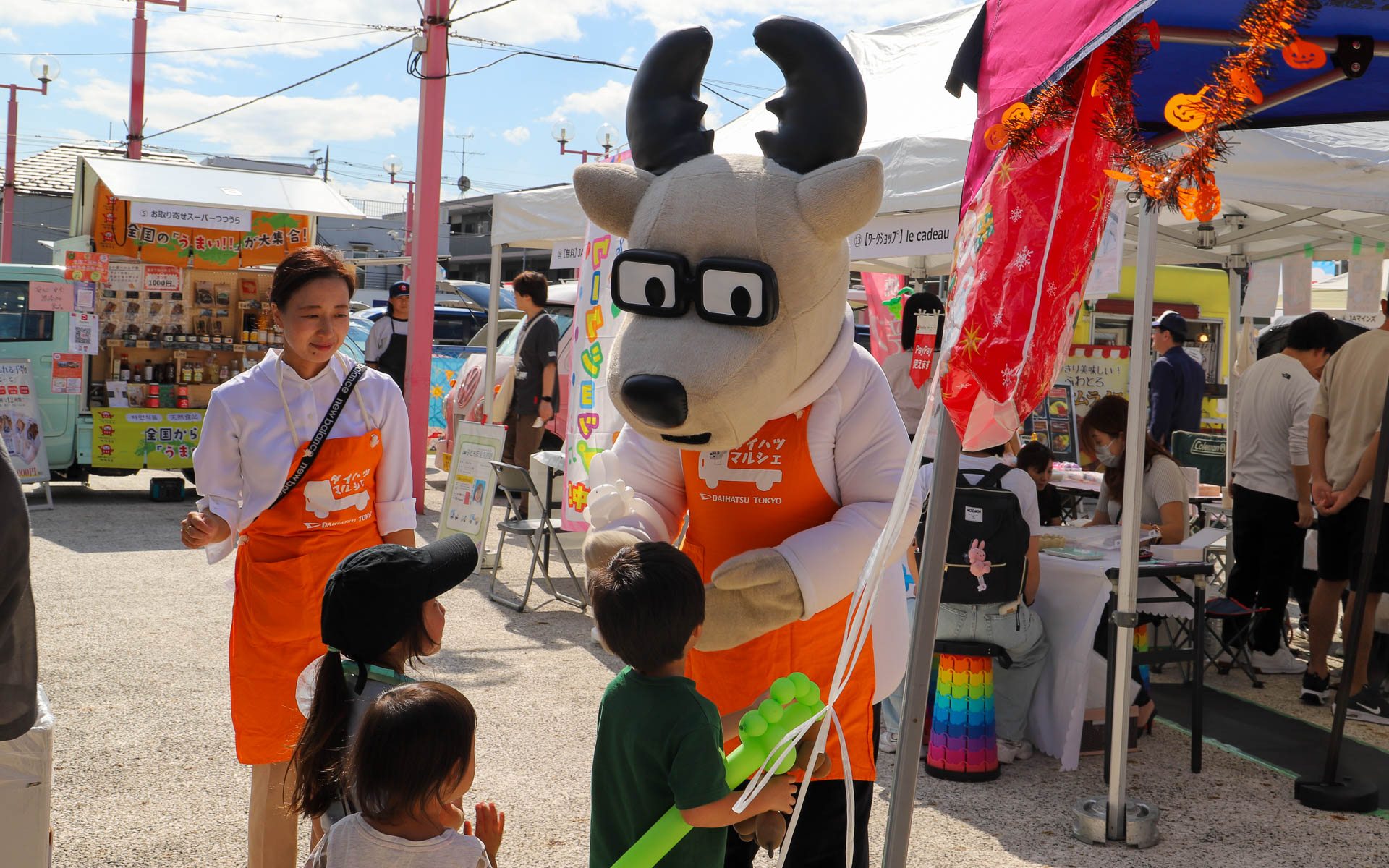 タイミングがよければカクシカ（カクカクシカジカ）と会うこともできる。子供たちと写真を撮るなどふれあっていた