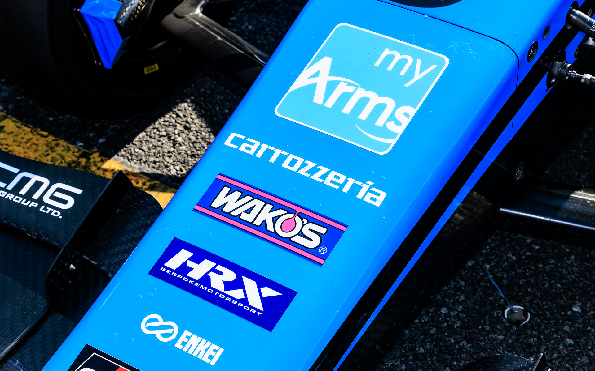 ノーズ部分にロゴが入る