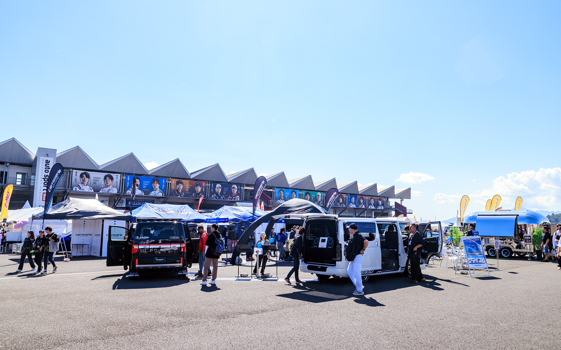 グランドスタンド側にはブースも出展