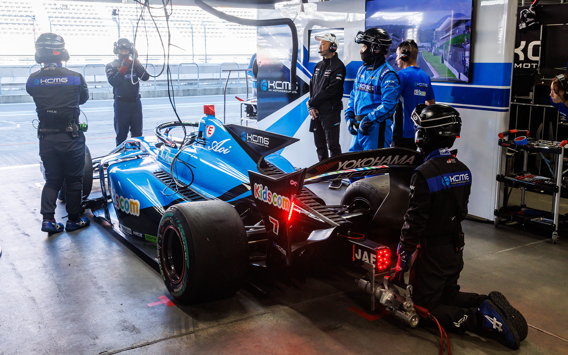 予選前の緊張したピット内