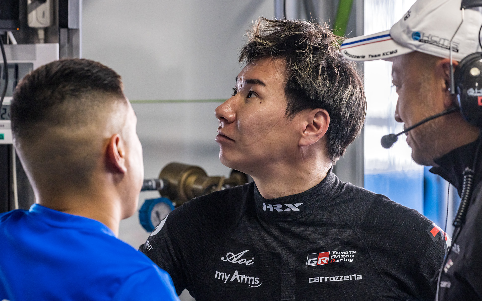 結果を見ながら少し厳しい表情