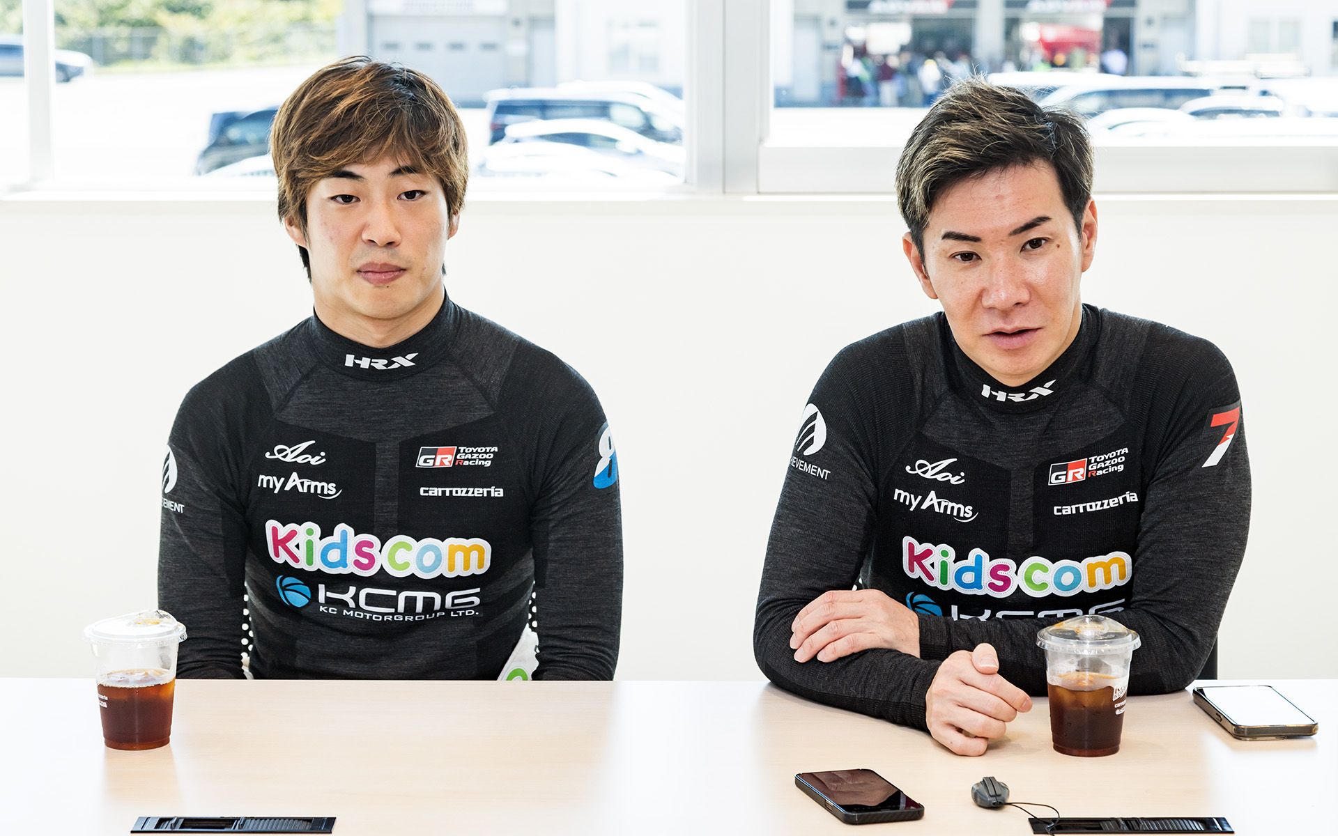 途中から福住仁嶺選手も同席。テーブルにはKAMUIコーヒー