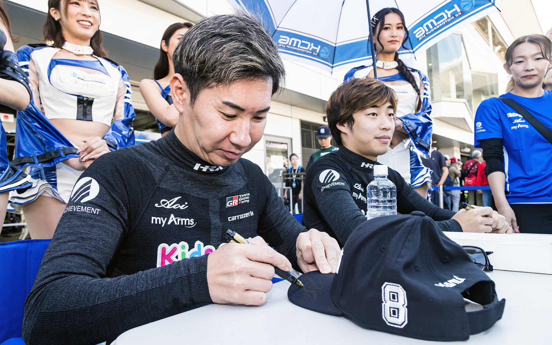 両選手によるファンサービスを実施。サインや写真など気軽に応じていた