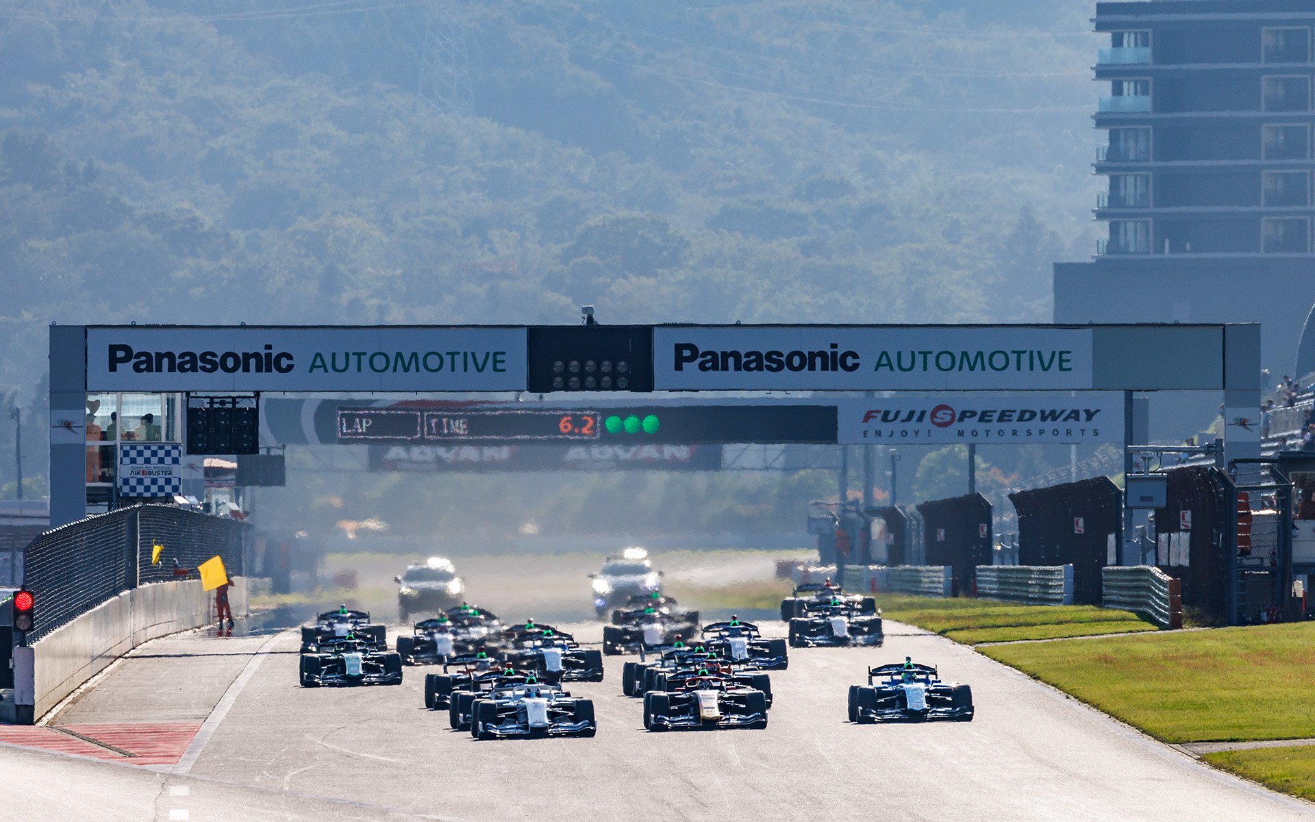 決勝がスタート。ポールポジションスタートの福住仁嶺選手が少し出遅れてしまう