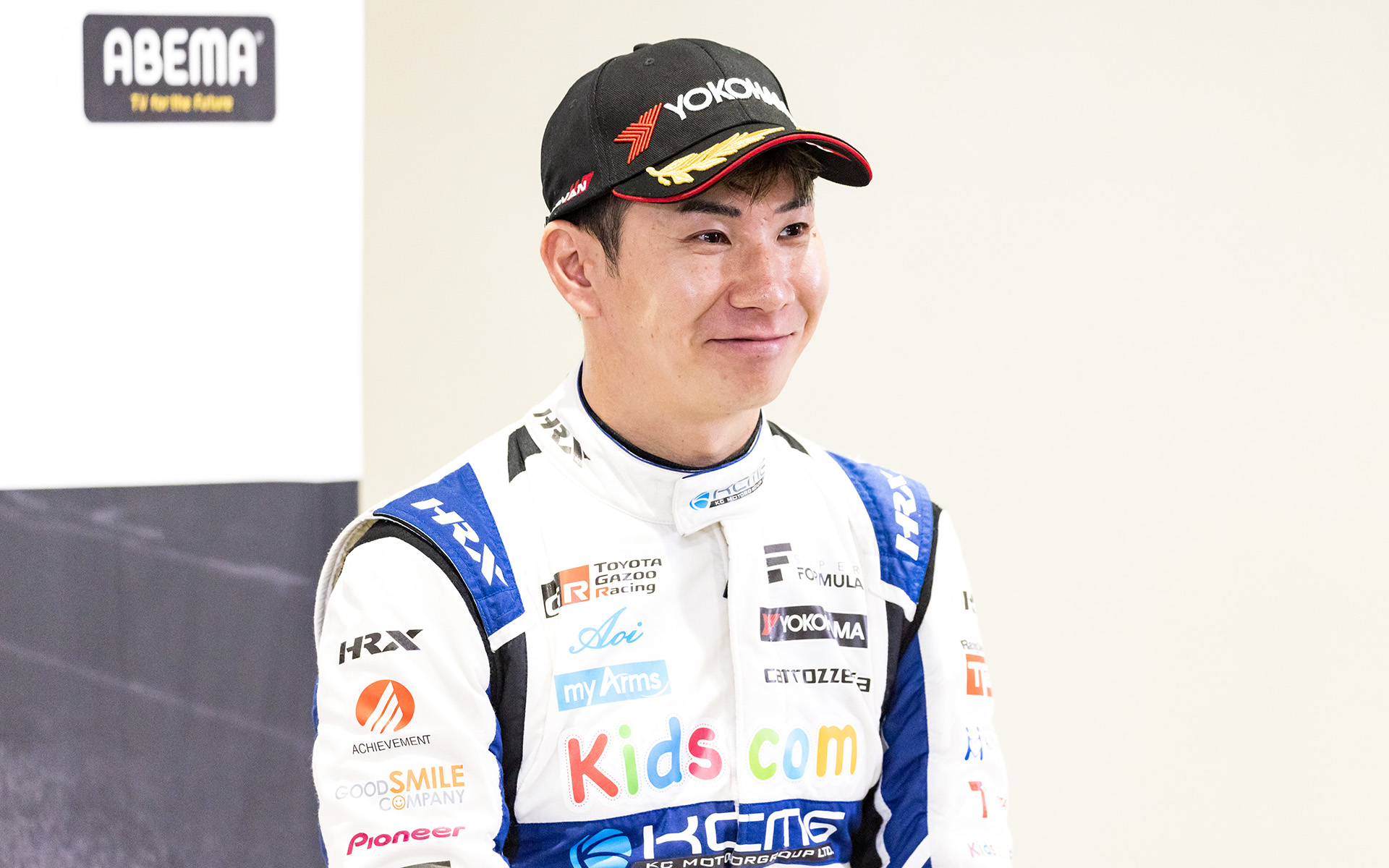 3位表彰台を獲得し笑顔でインタビューに登場