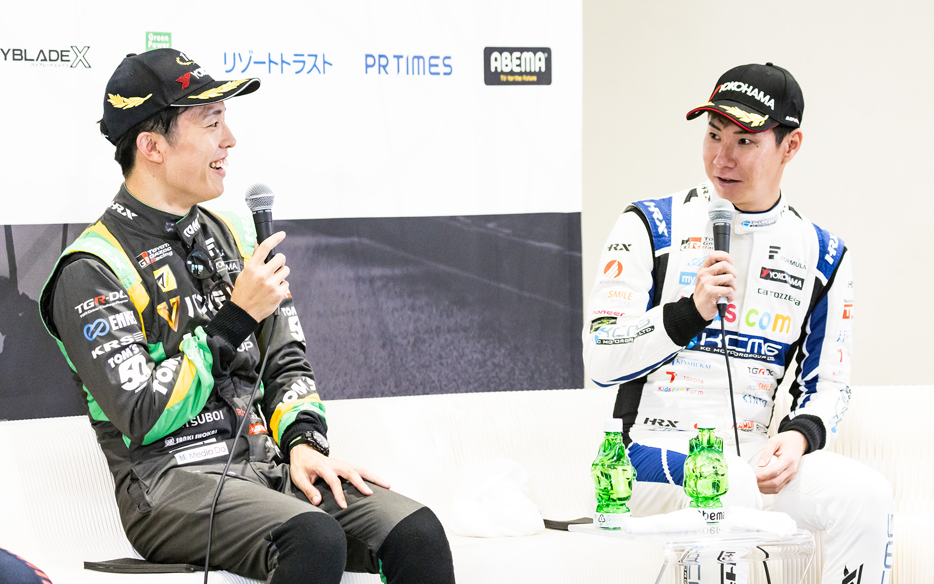 優勝した坪井翔選手から後続を抑えてくれたと感謝され「スゴイ頑張ったよ！」と返す小林可夢偉選手