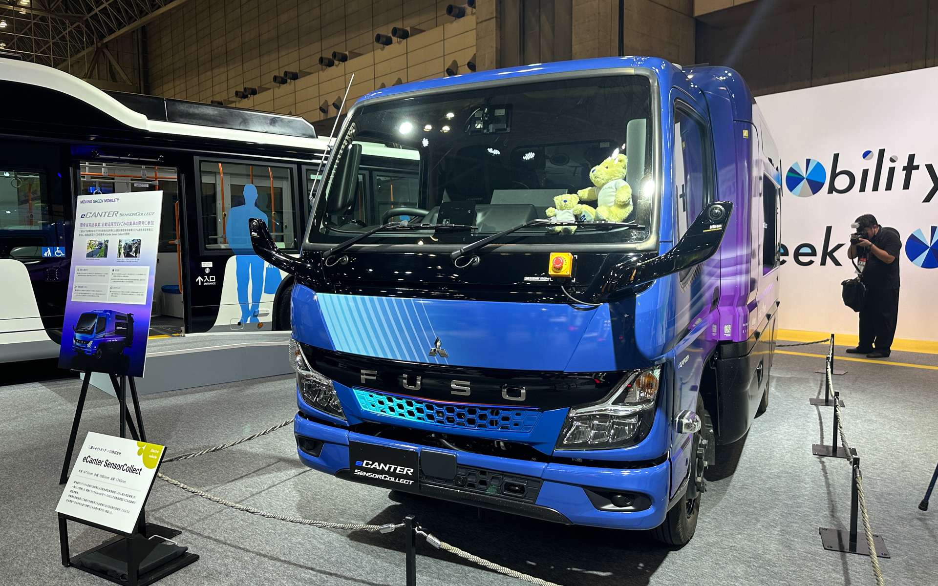 三菱ふそうトラック・バスが初公開した自動追尾型EVごみ収集車「eCanter SensorCollect」