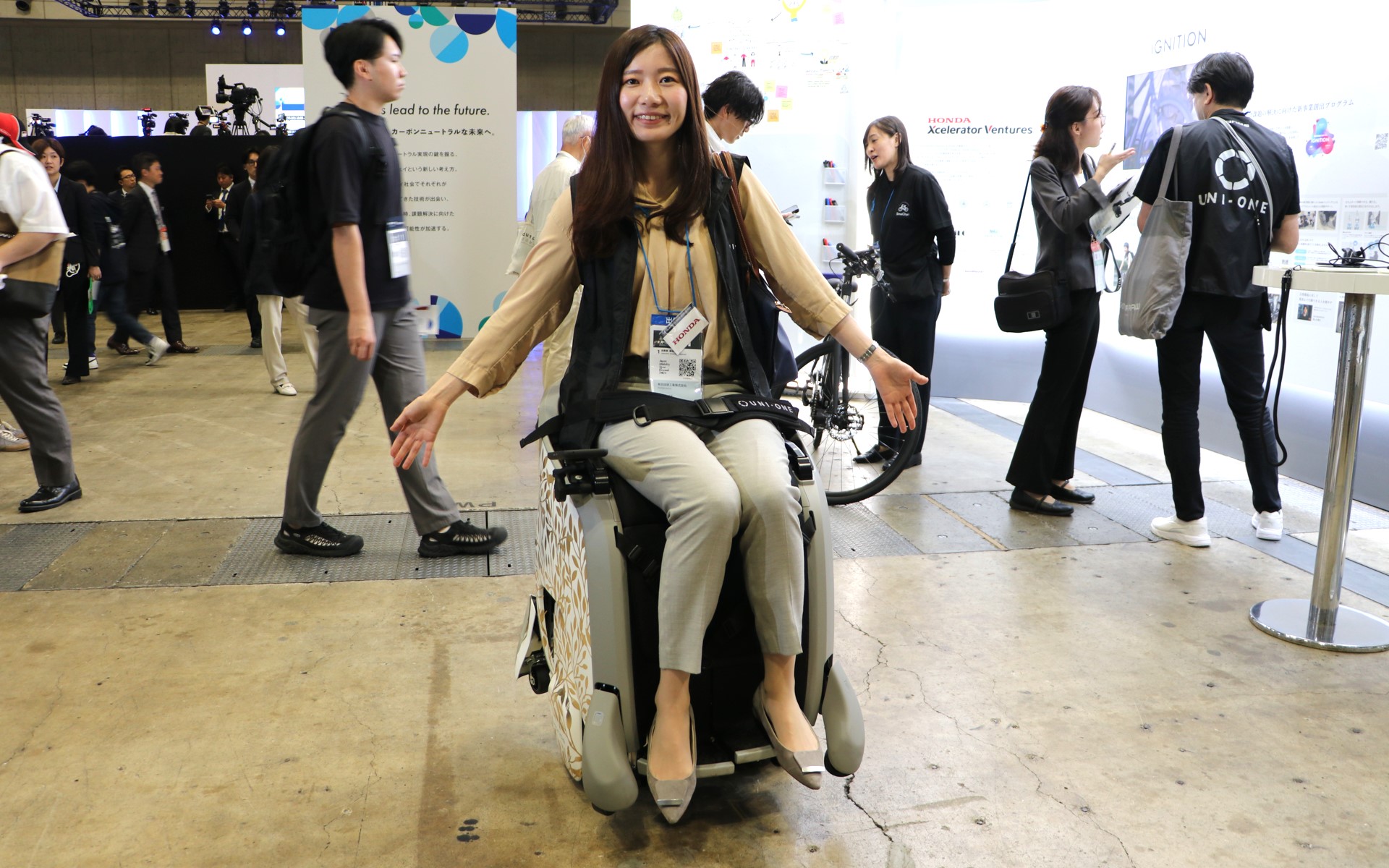 体重移動だけで全方位に移動できるので、両手が使えるのがポイントとなる