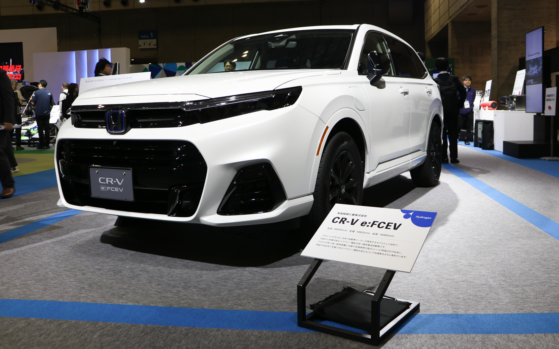 All roads lead to the future.（それぞれの道から、カーボンニュートラルな未来へ。）のコーナーには、外部から充電可能なプラグイン機能を持つFCEV（燃料電池車）の「CR-V e：FCEV」も展示している
