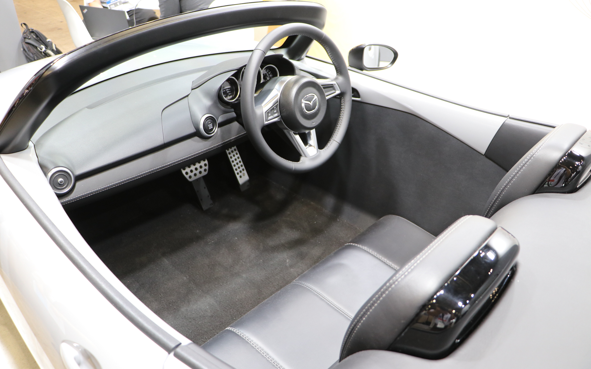 ステアリングだけ実車と同じもので、あとはワンオフの特注品という