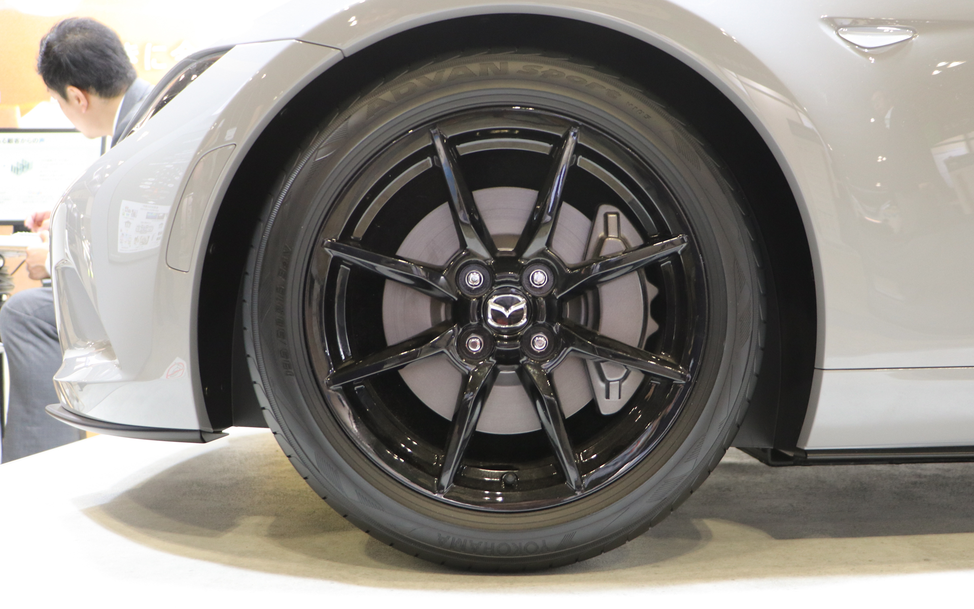 ホイールやタイヤも3分の2サイズになっているが、タイヤサイズ表記は実車と同じ16インチとなっていた