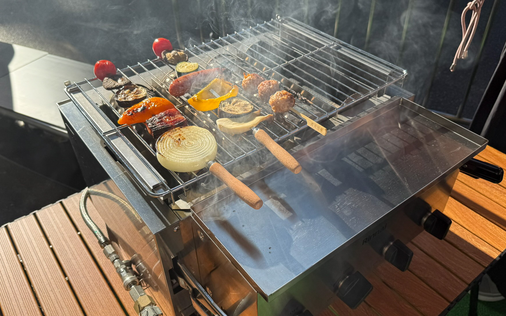 水素ガスによる水素コンロの実演展示。水素は燃えるときに水蒸気を出すので、水素焼きはしっとりとした仕上がりになる。