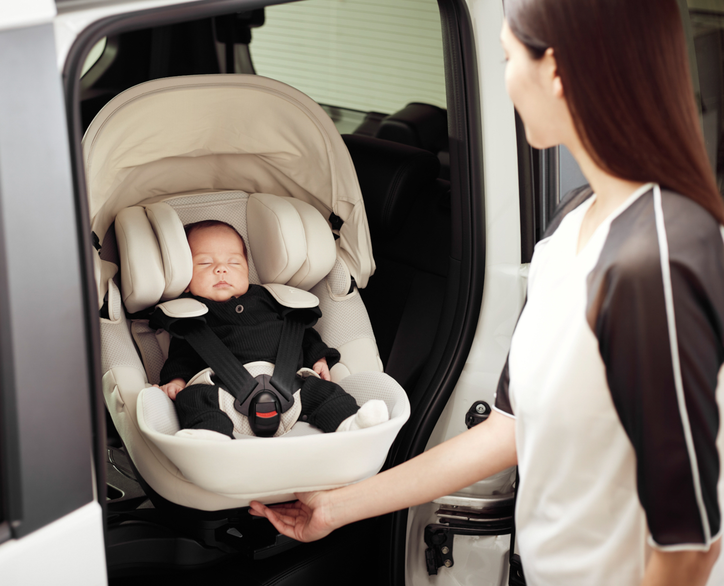 スライドさせた後、左右に30°ずつスイングできる