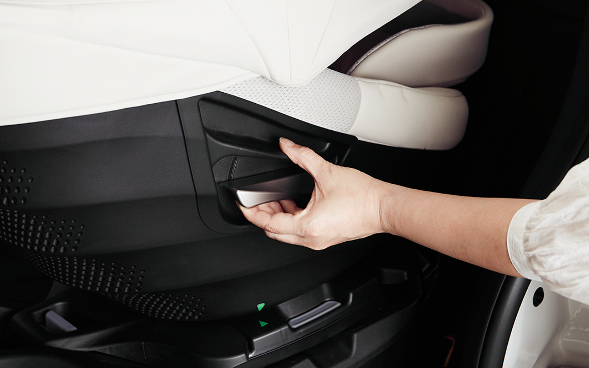 回転操作ノブをレバータイプに変更しつつシート側面に移動