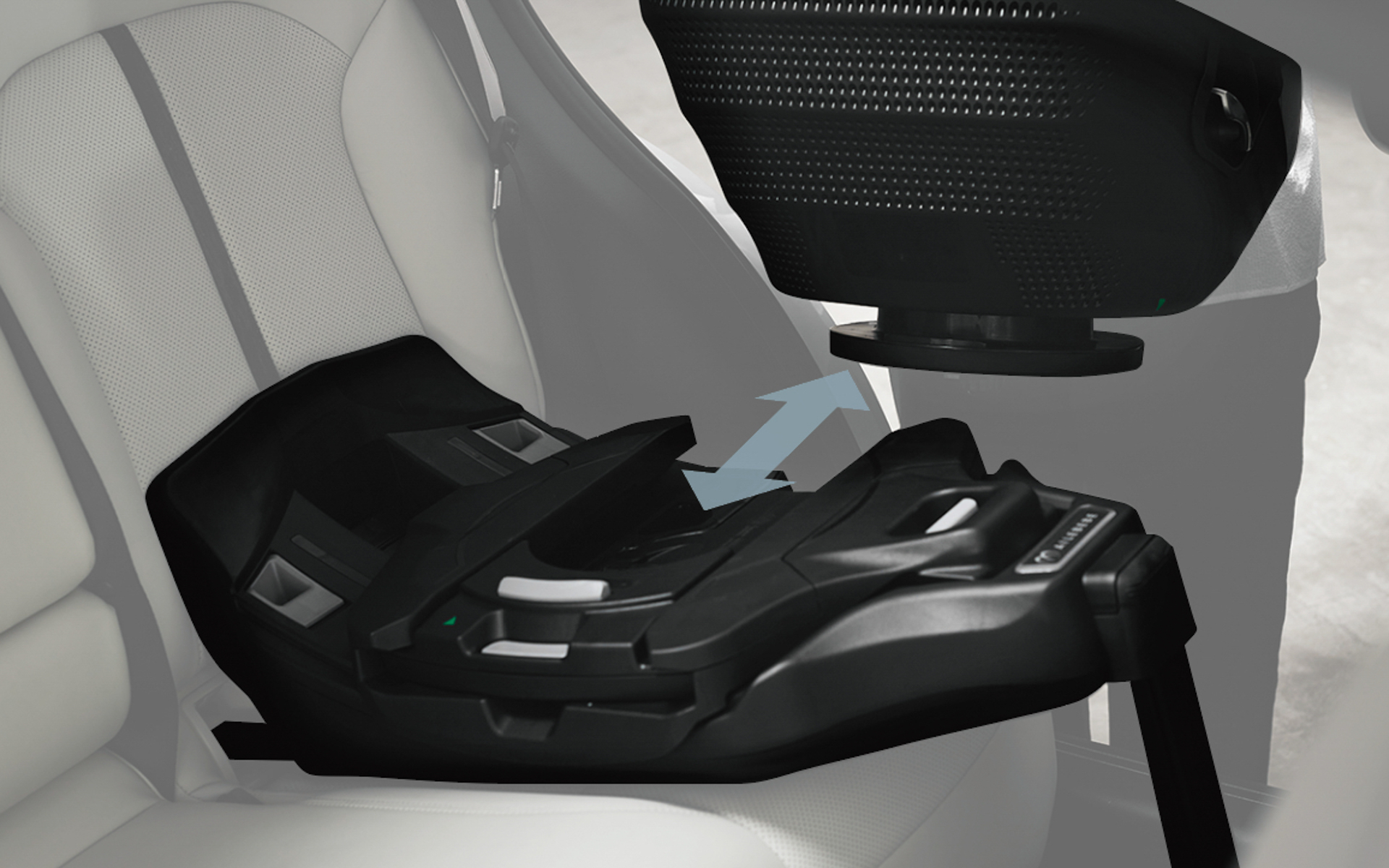 シートとベースが分離でき、従来品の約半分の重さで移動できる