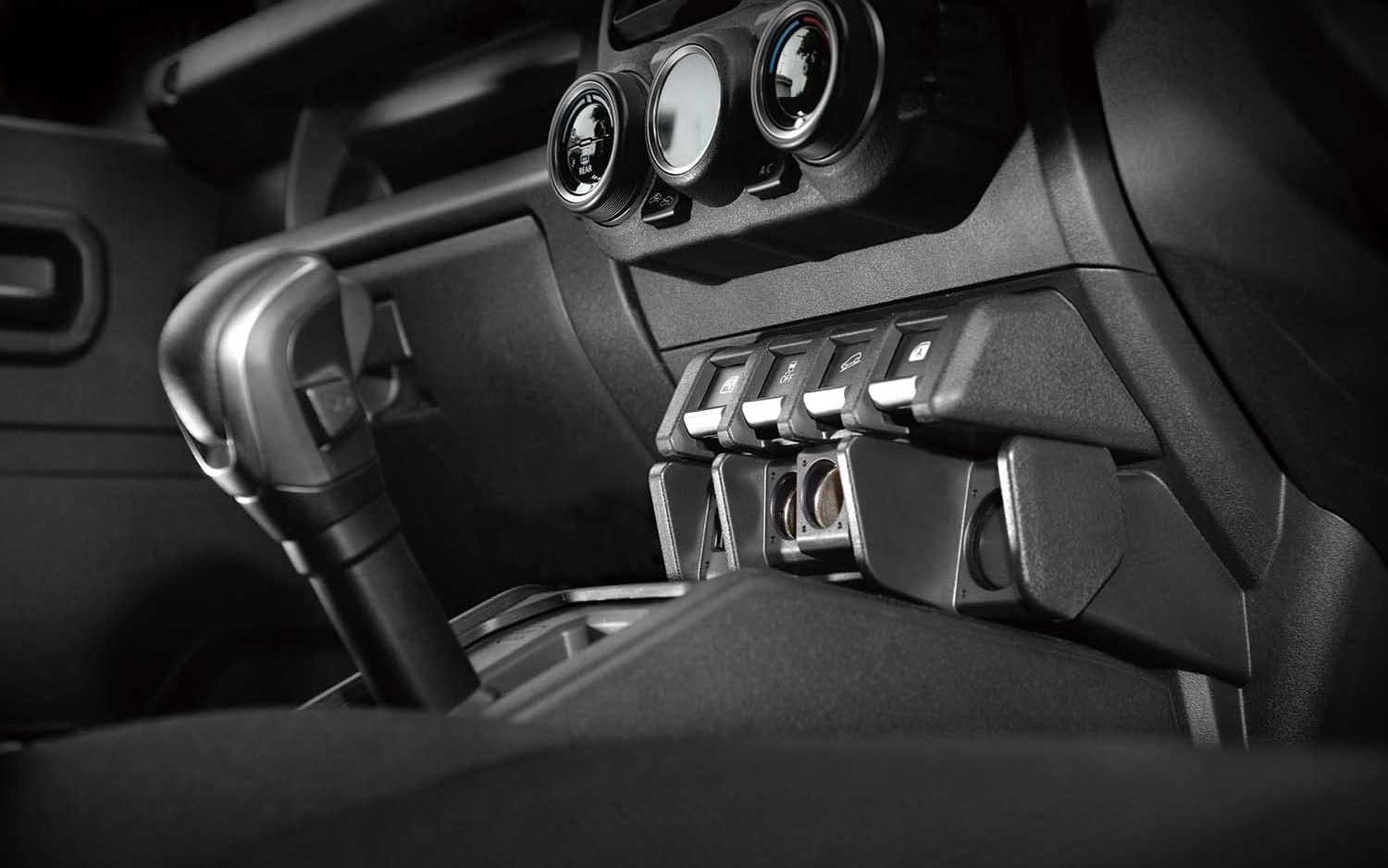 まるで純正品のような仕上がりを見せる増設電源ユニット