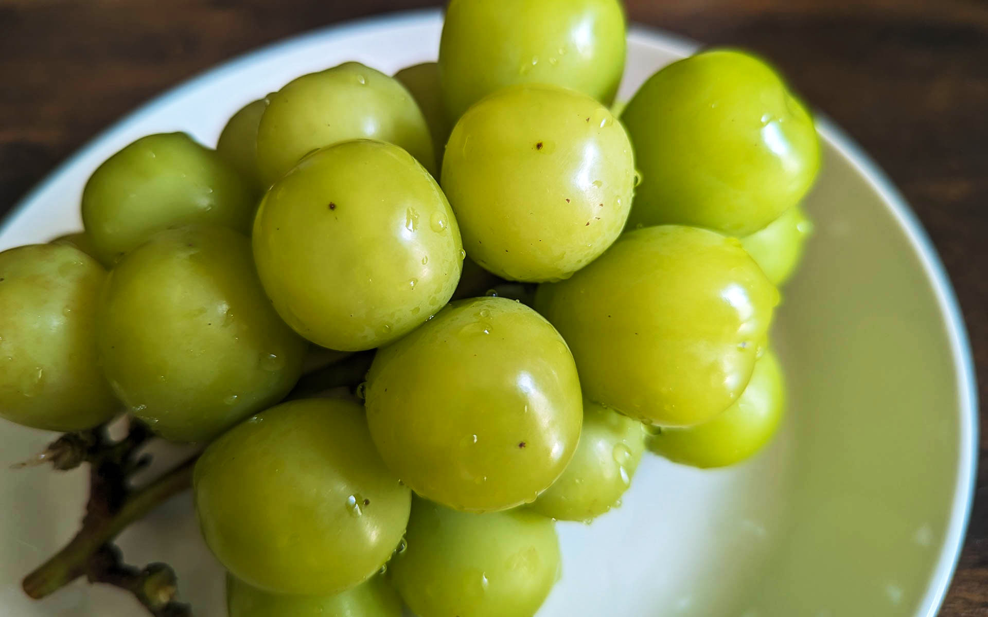 実家から送られてくる果物BOXの中には、物々交換でいただいたであろうシャインマスカットが入っていることも……。これだけまるまるとしていたら、高級スーパーでしか買えないのでは……？　と思いながら、ありがたくウマウマしてます