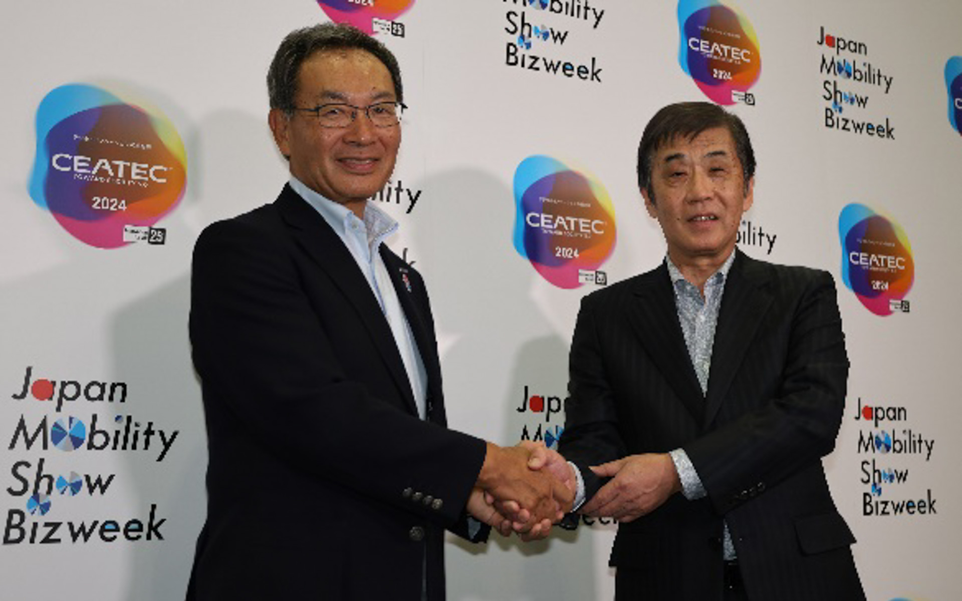 左から、CEATECを主催する一般社団法人 電子情報技術産業協会（JEITA）代表理事/会長の津賀一宏氏と、ジャパンモビリティショーを主催する一般社団法人日本自動車工業会 会長の片山正則氏