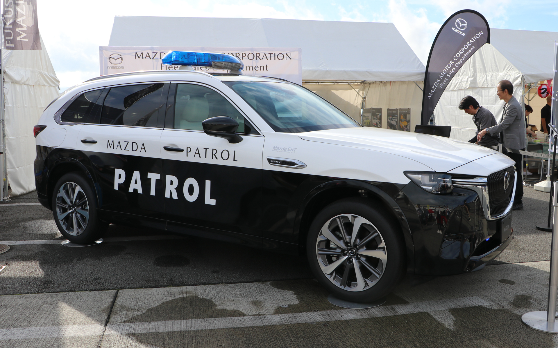 パトロールカラーに架装したマツダの新型SUV「CX-80」