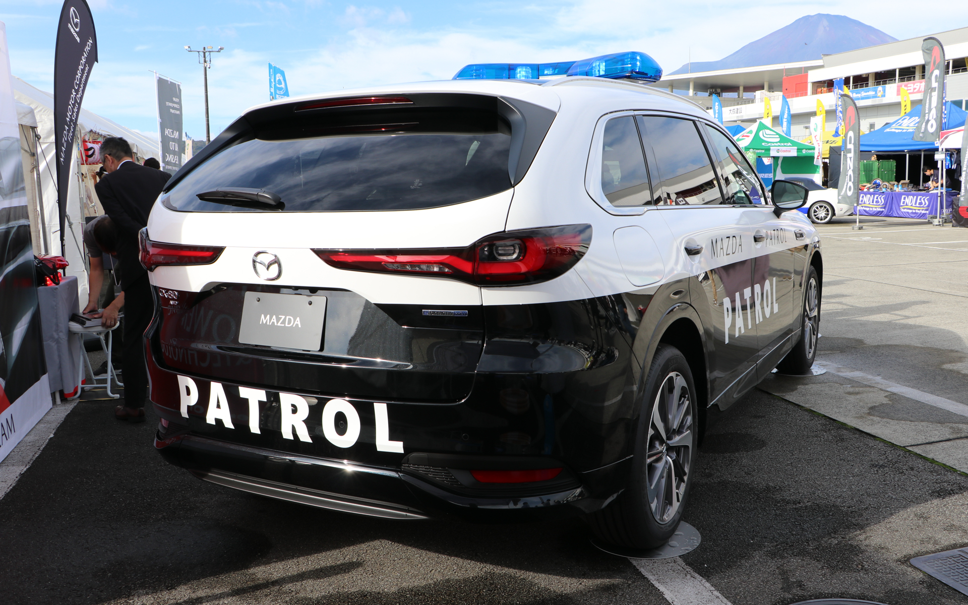 パトロールカラーに架装したCX-80。ベースはPHEVの4WD車