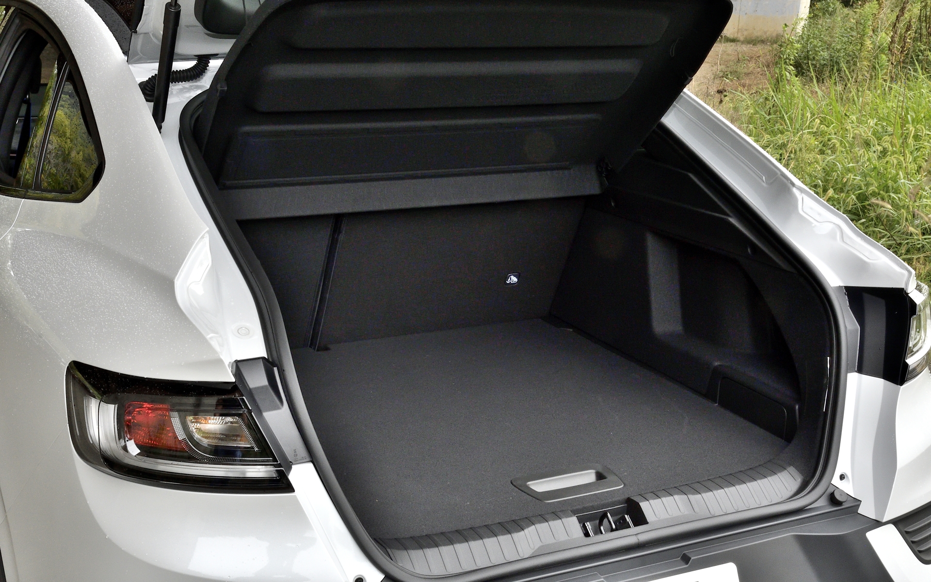 ラゲッジは十分な広さを確保