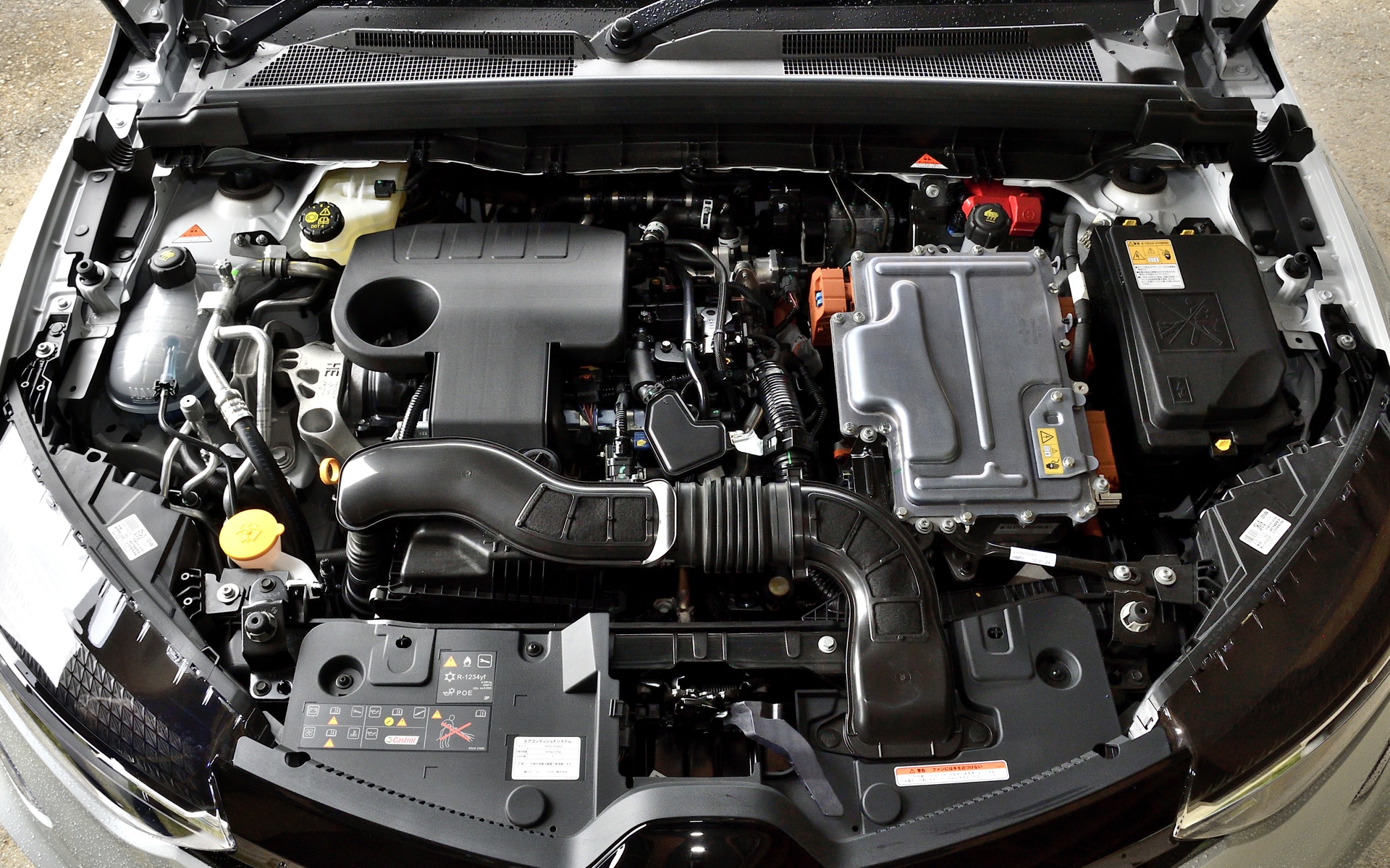 今回試乗したE-TECH フルハイブリッドは最高出力69kW(94PS)/5600rpm、最大トルク148Nm(15.1kgfm)/3600rpmを発生する直列4気筒DOHC 1.6リッター自然吸気エンジンを搭載。組み合わせるメインモーター(E-モーター)は最高出力36kW(49PS)/1677-6000rpm、最大トルク205Nm(20.9kgfm)/200-1677rpmを、サブモーター(HGS)は最高出力15kW(20PS)/2865-10000rpm、最大トルク50Nm(5.1kgfm)/200-2865rpmを発生する。エンジンとモーターをつなぐトランスミッションは、F1の技術がフィードバックされたという電子制御ドッグクラッチマルチモードAT。駆動方式は2WD(FF)