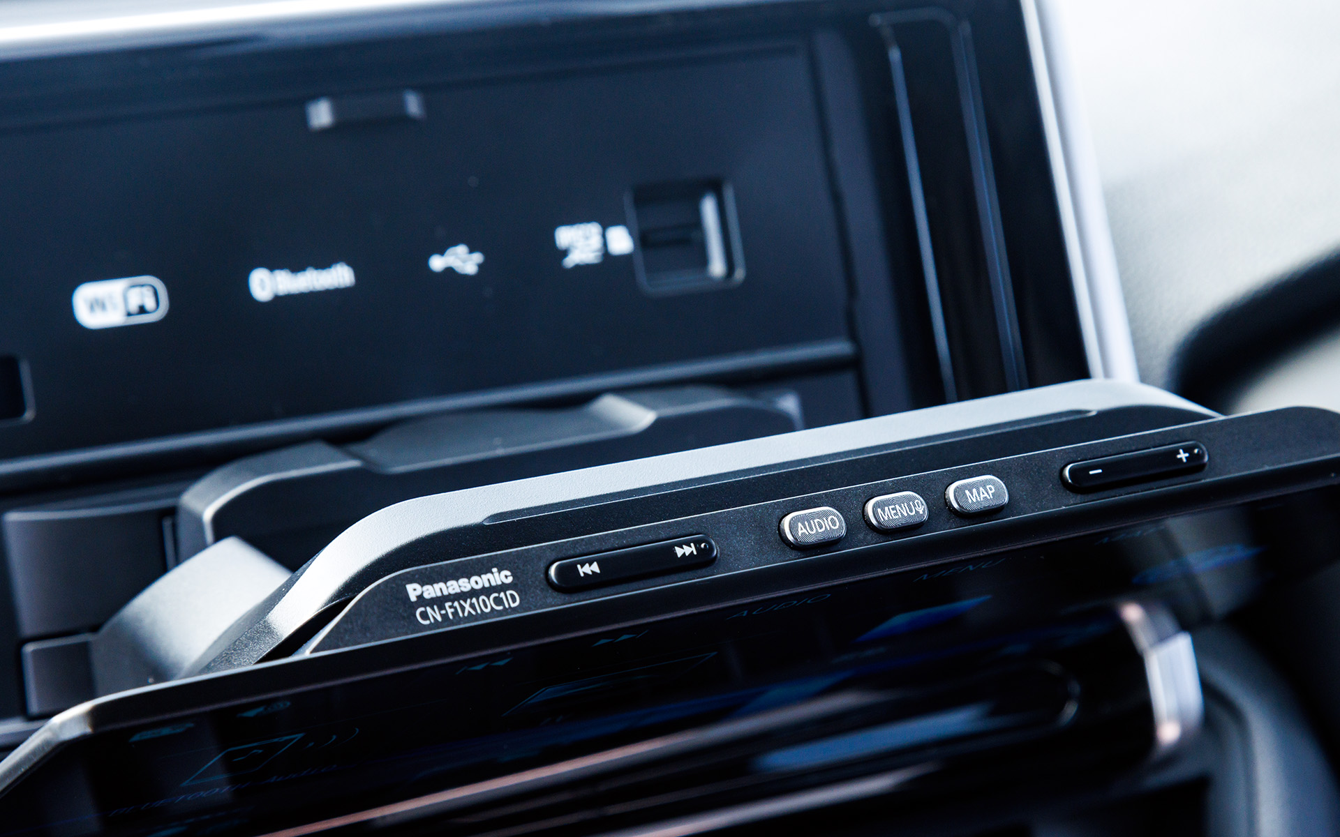 ディスプレイ上に配置された押しやすい幅広サイズボタン