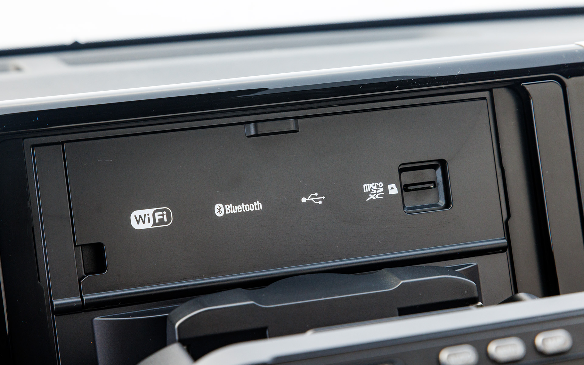 新モデルは“つながる”代わりにメカレス仕様に。マイクロSDカードは対応