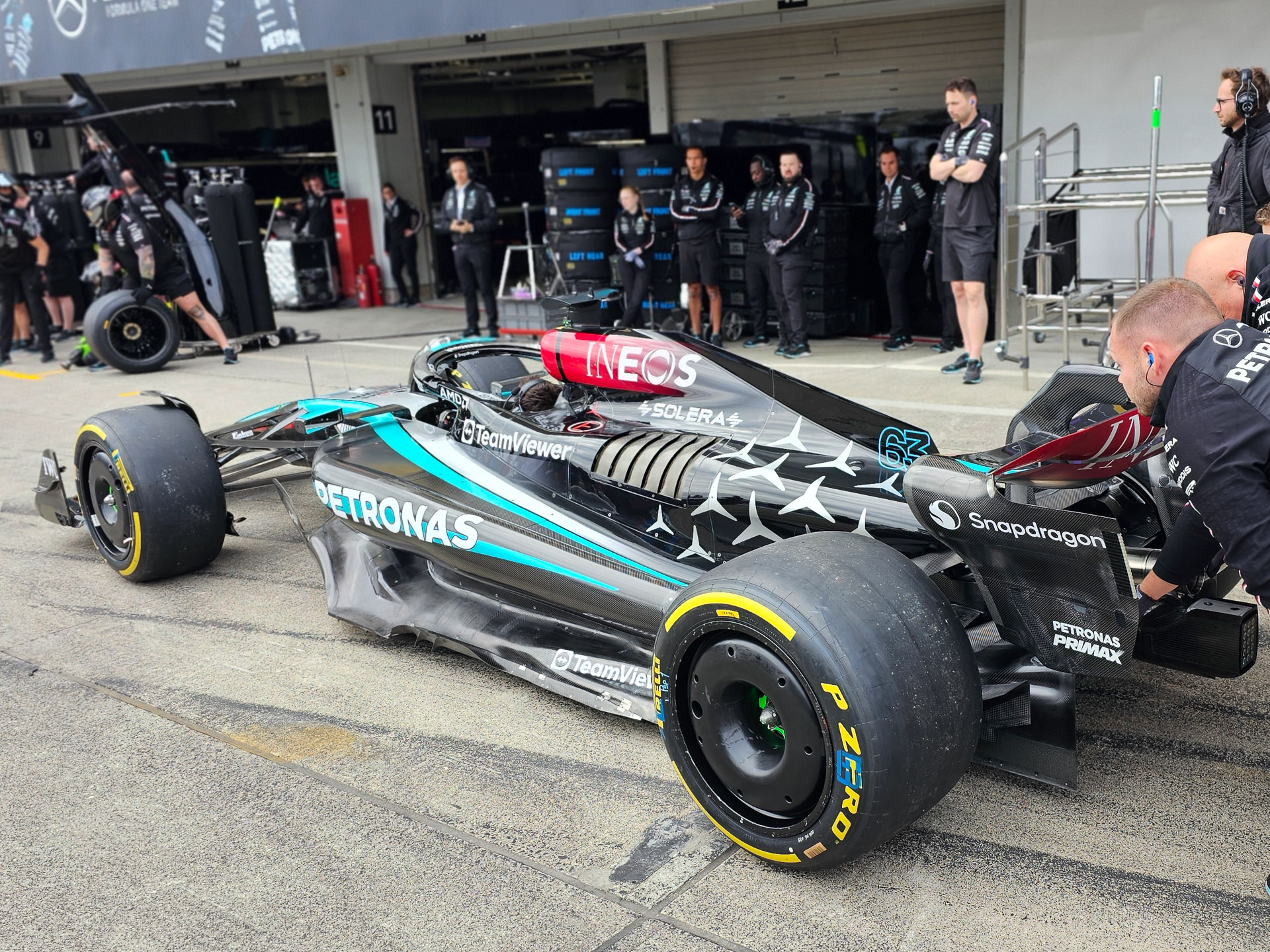 メルセデスF1カーのリアウイングにSnapdragonのロゴが入っている（2024年4月の日本GPで撮影）