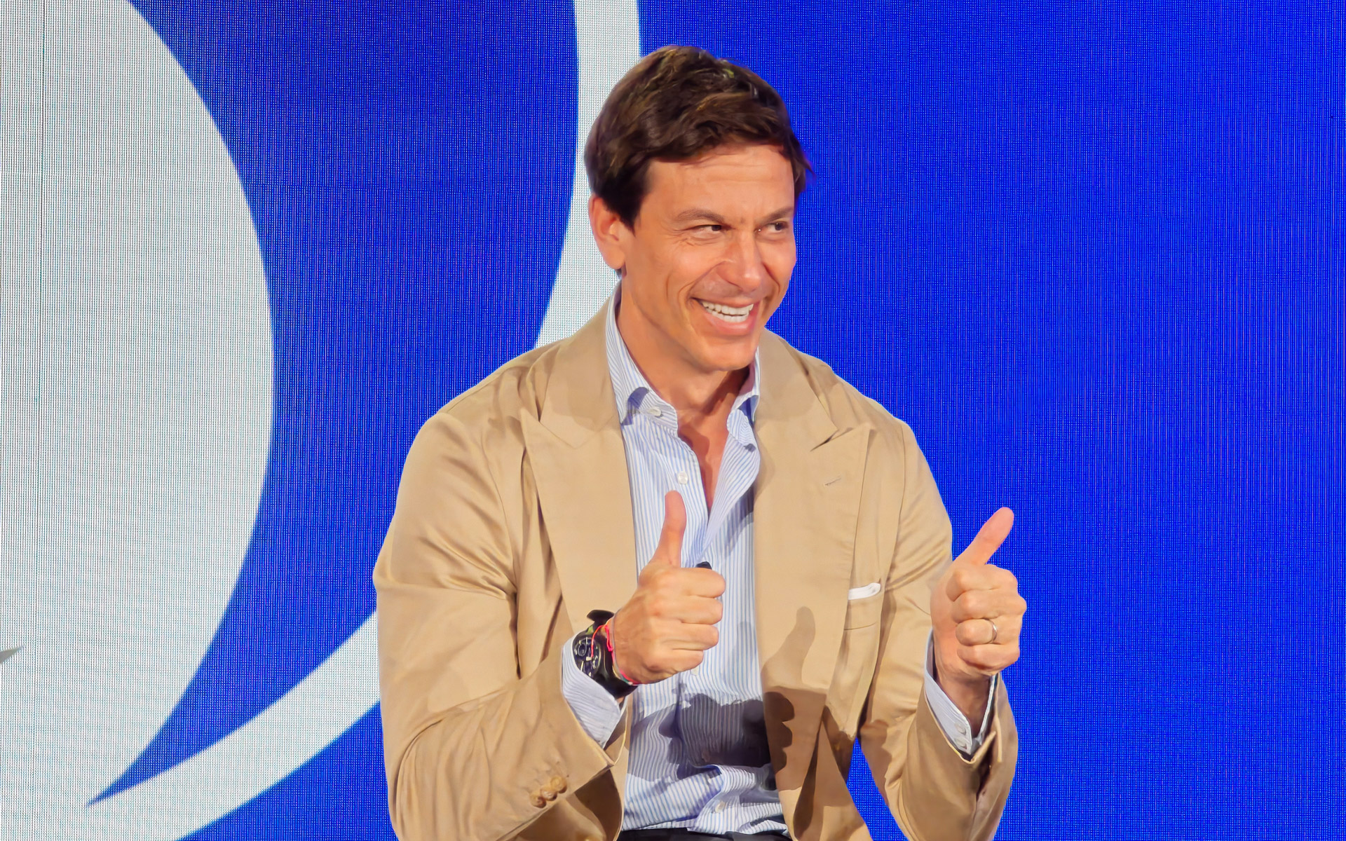 観衆からの声にサムアップでこたえるウルフ代表