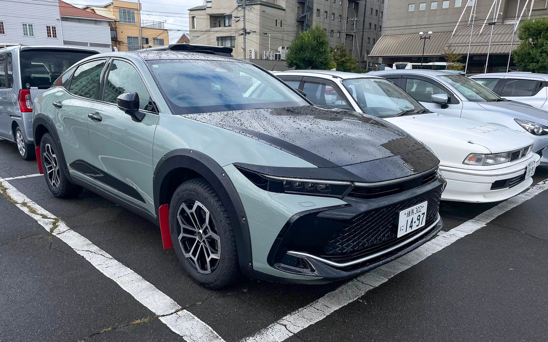 クラウンクロスオーバー RS ランドスケープ。さりげなく目立つ不思議なクロスオーバー。クラウンの高級感と日常性。冬はスノーモービルを引いて雪山へ。使い方いろいろ