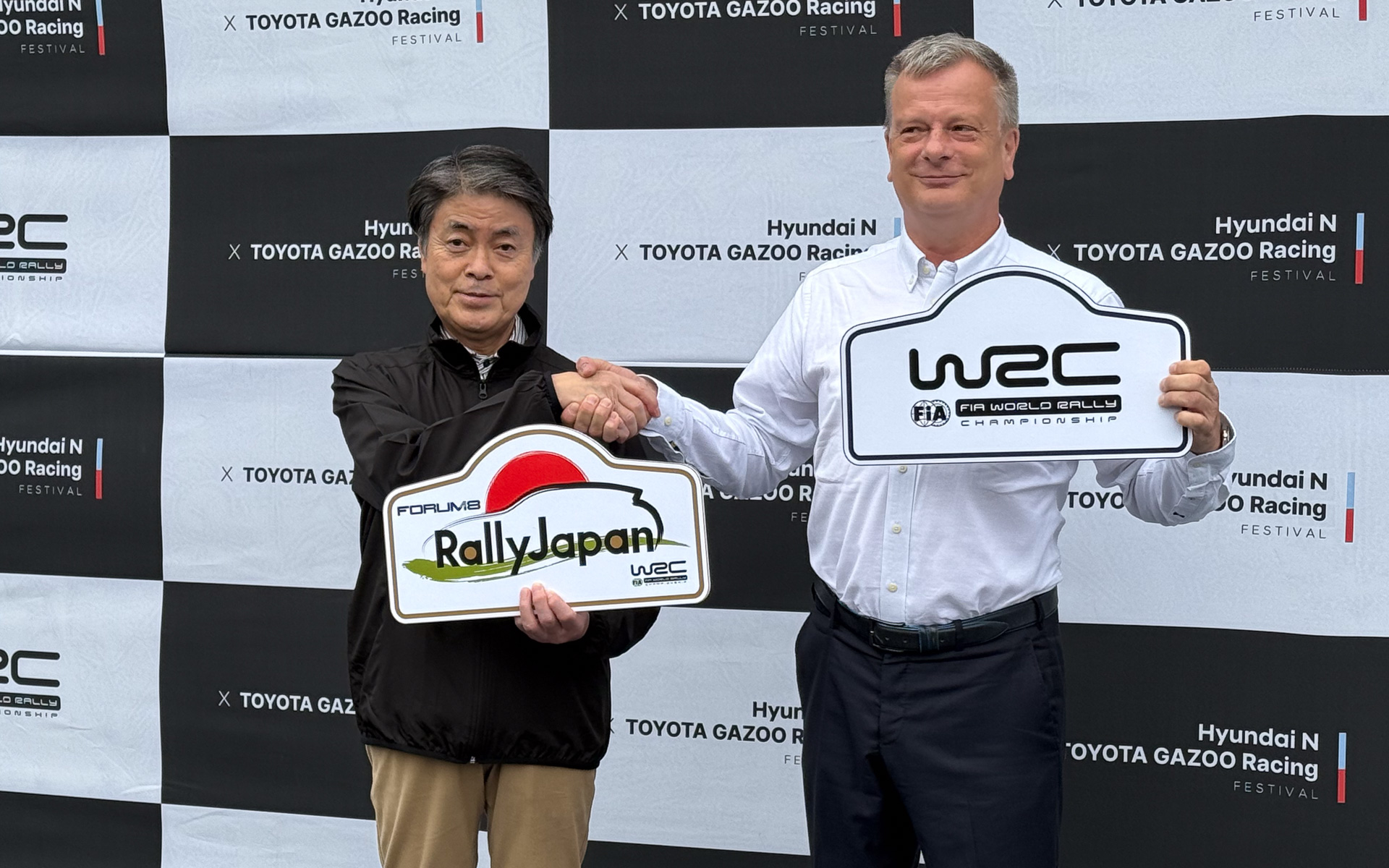 ラリージャパンの2028年までの開催契約延長について会見する豊田市長 太田稔彦氏（左）とWRCプロモーター