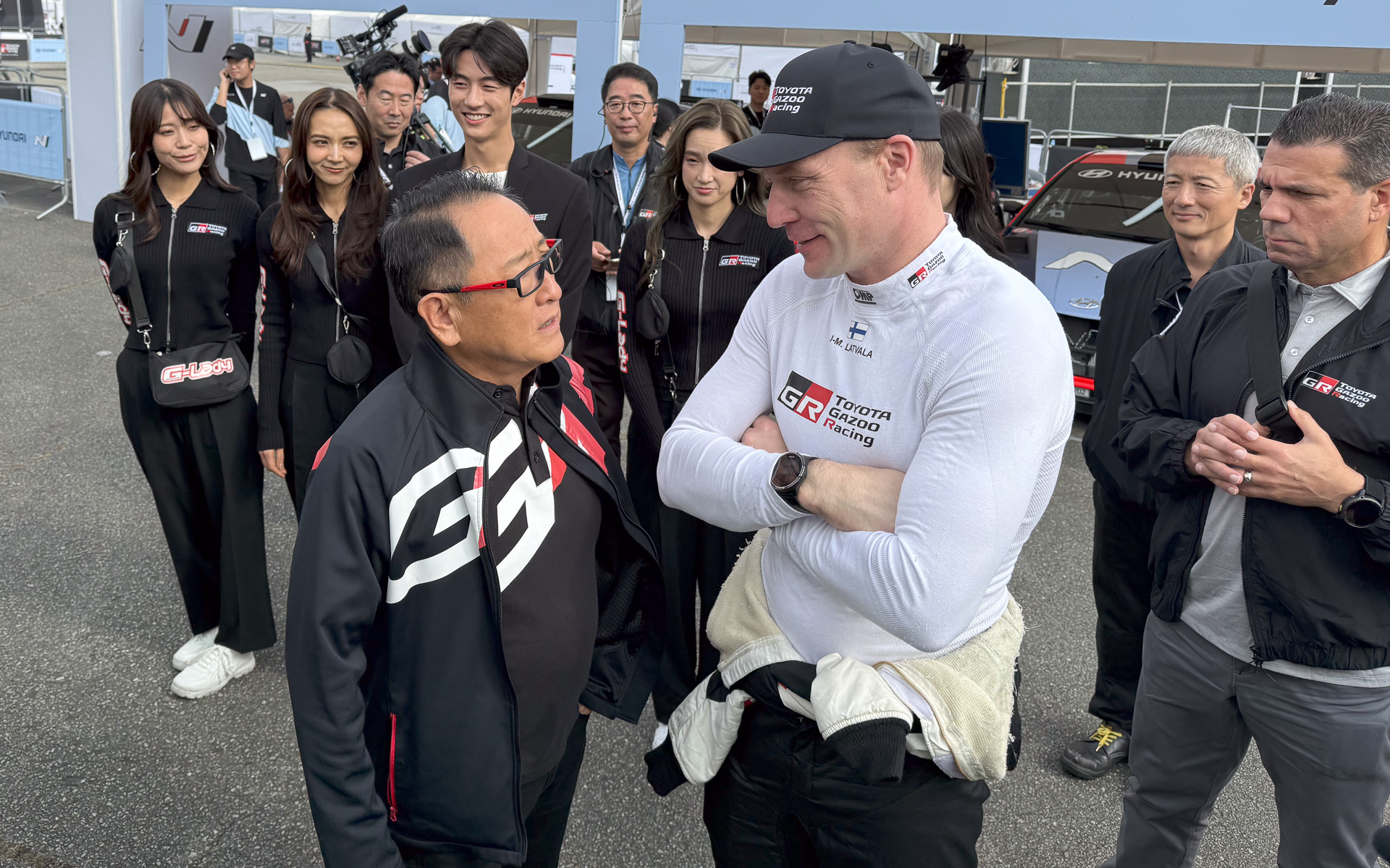 ヤリ＝マティ・ラトバラ代表となにやら話をする豊田章男会長