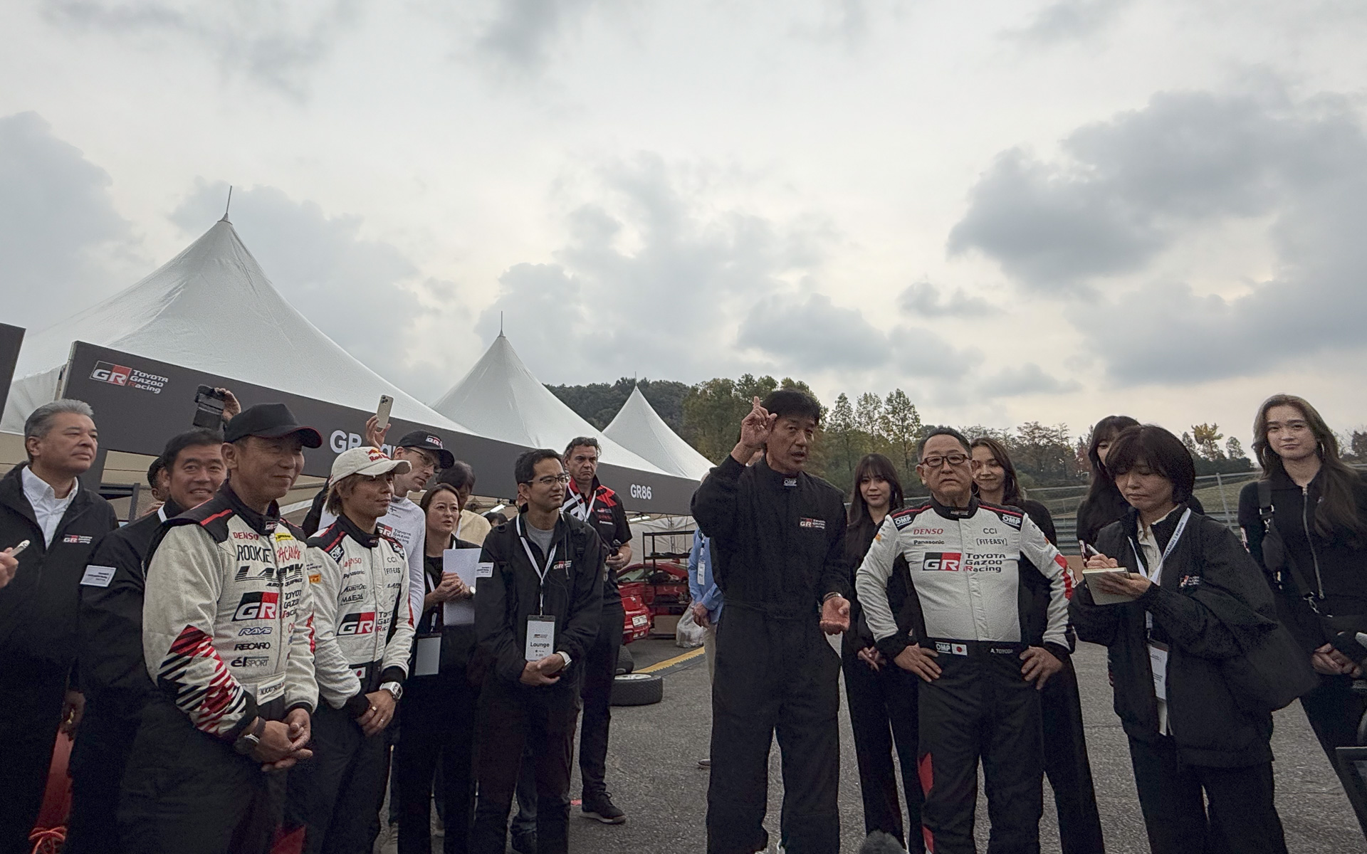 TOYOTA GAZOO Racingの朝礼。左に中嶋裕樹副社長の姿も見える