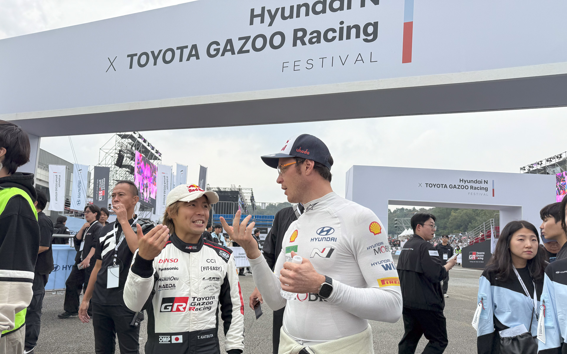 ヌービル選手と話をする勝田貴元選手。「あのデモラン車は？」とヌービル選手に質問されていた