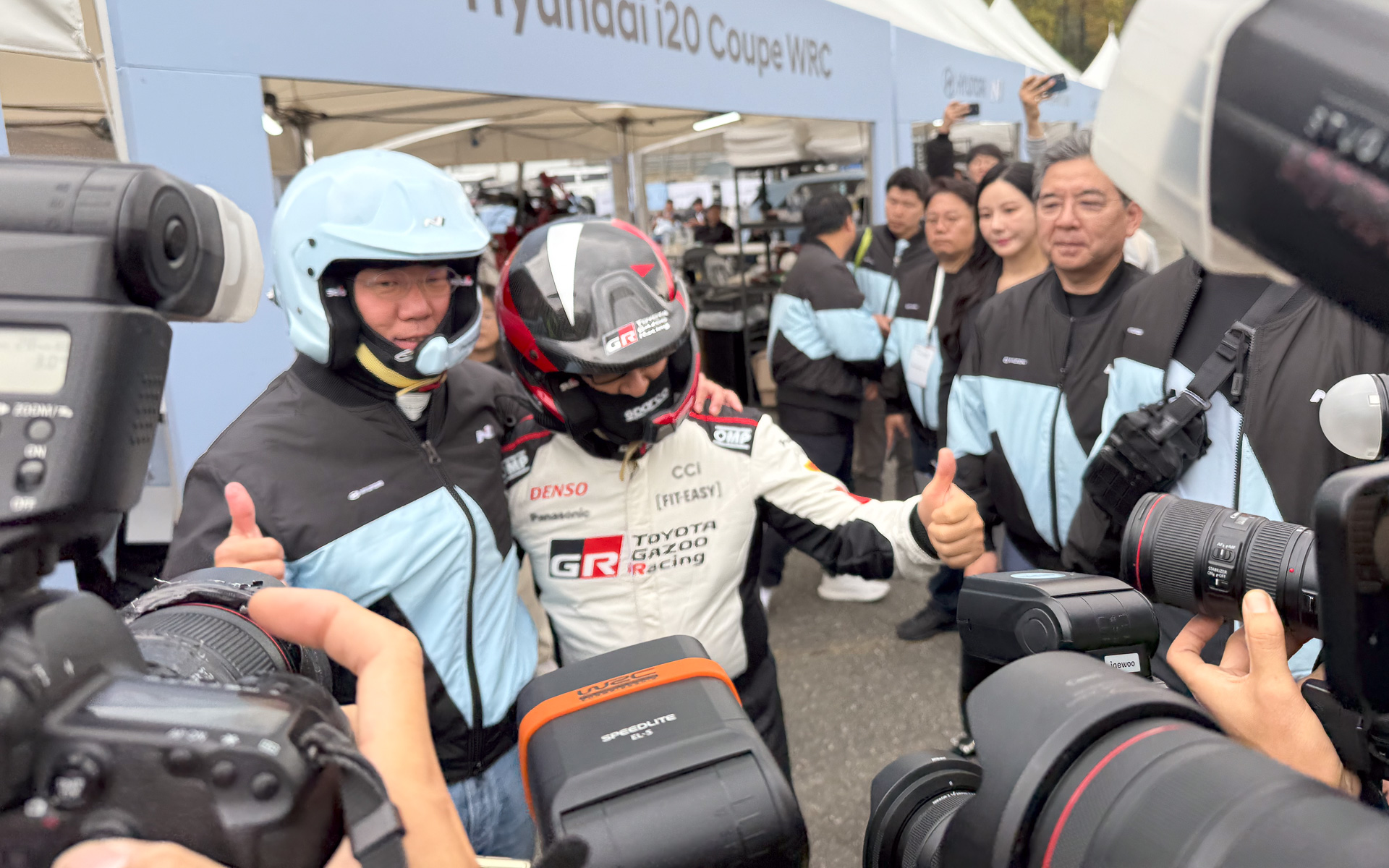 デモランへ向かうヒョンデ チョン・ウィソン会長（左）とトヨタ 豊田章男会長（右）