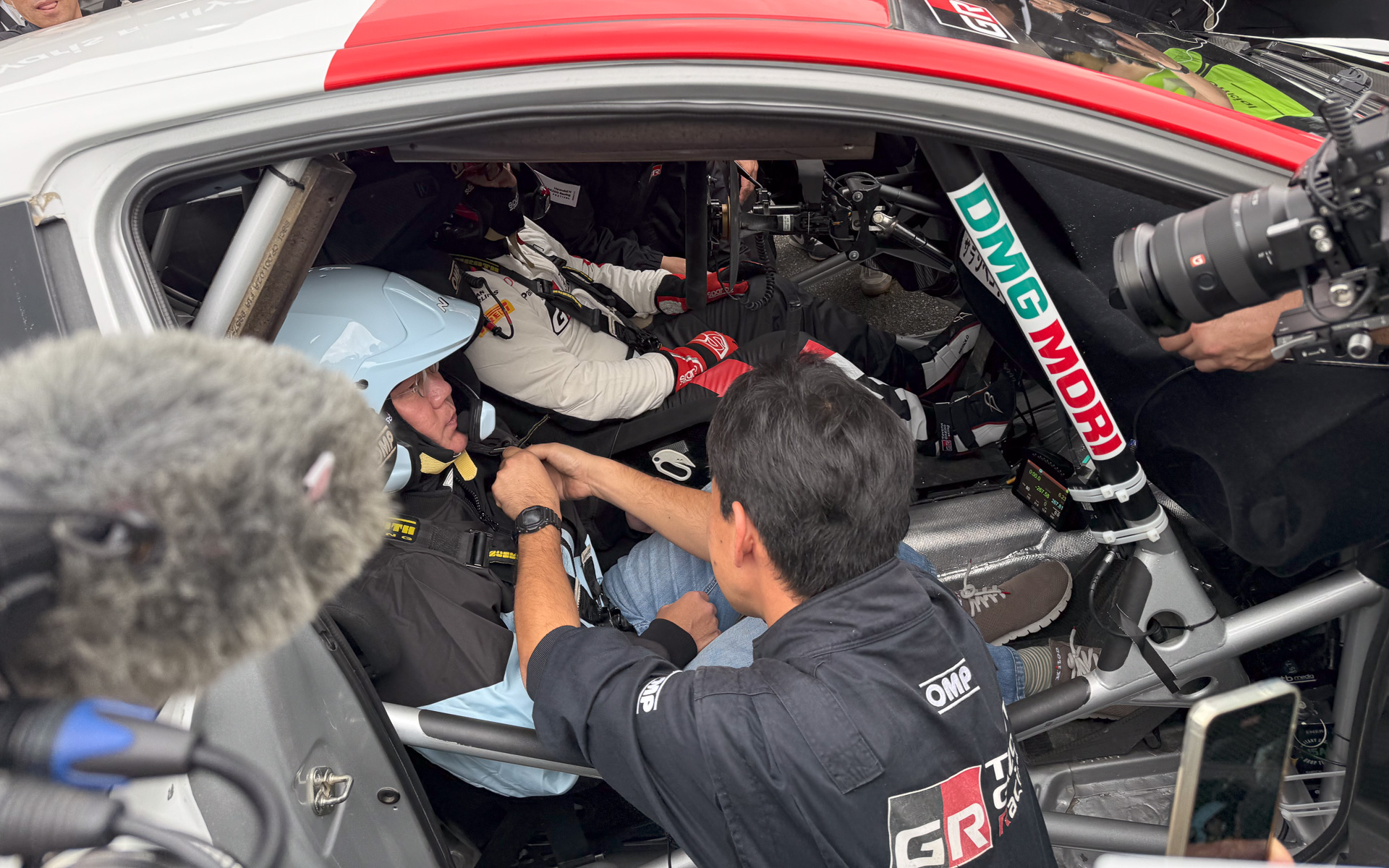 同じラリーマシンのコクピットに収まるヒョンデ チョン・ウィソン会長（助手席）とトヨタ 豊田章男会長（運転席）。ここから始まる未来もある