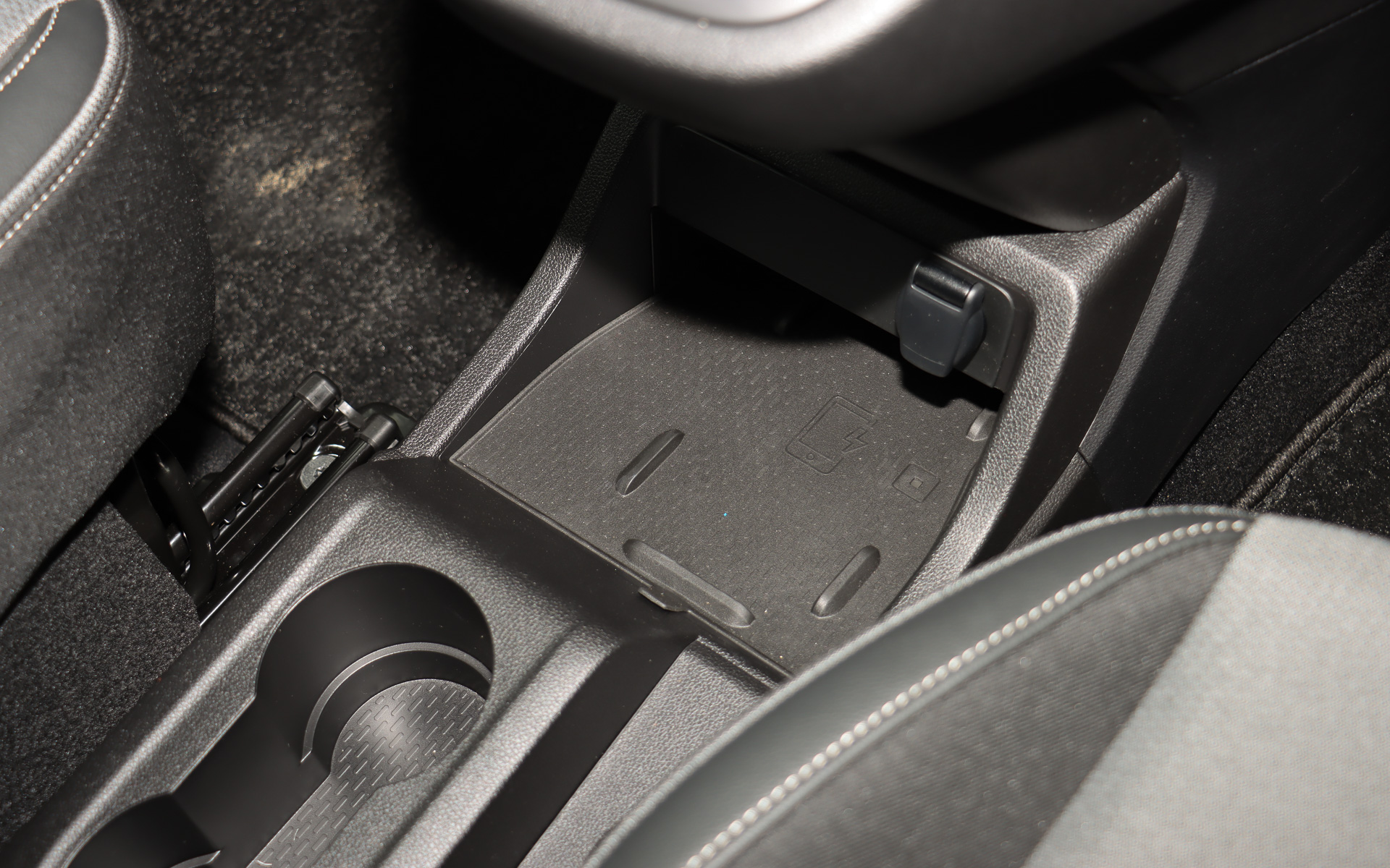 6速MTの下に「スマートフォンワイヤレスチャージャー」を設定