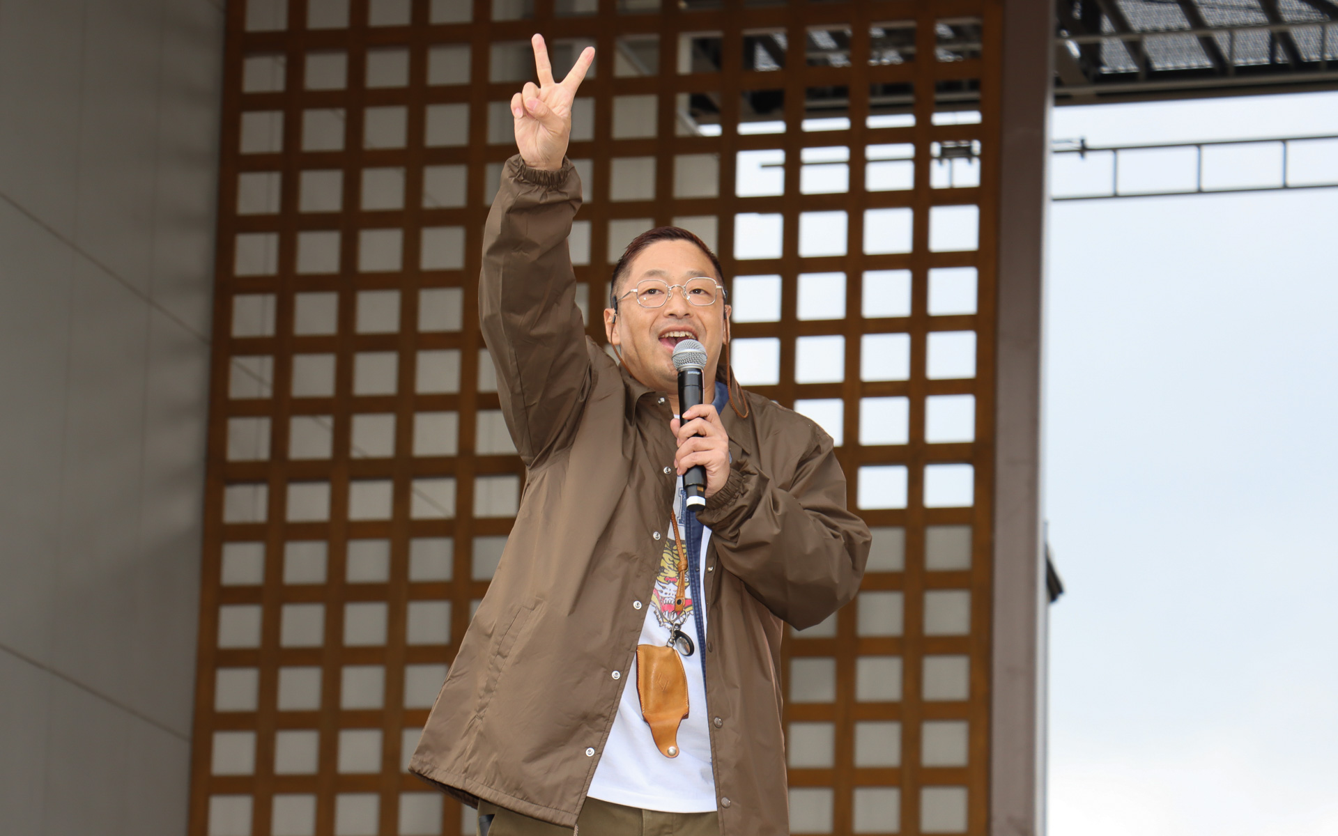 「カングーの森」オリジナルサンシェードに、安田団長がその場でサインやイラストを描いてプレゼント。じゃんけん勝負では、安田団長のファンなら絶対に勝てる仕組みが用意されていた