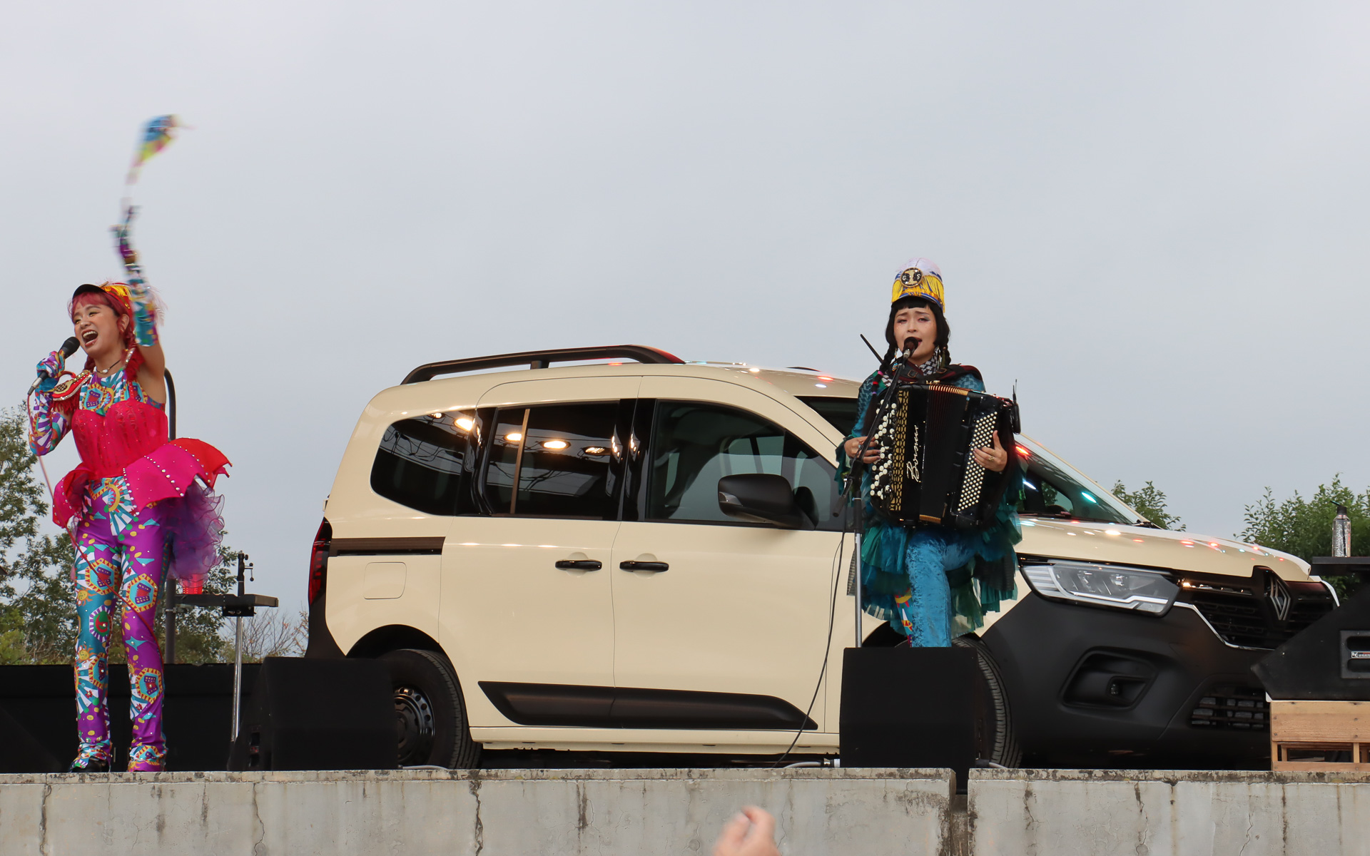 姉妹ユニットアーティスト「チャラン・ポ・ランタン」によるライブ演奏