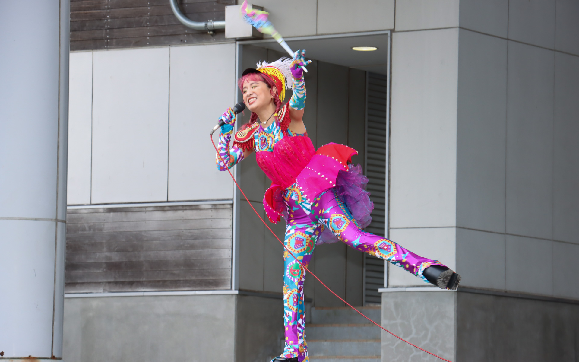 「カングーの歌」以外にも「置行堀行進曲」「フランスかぶれ」などの楽曲が披露され、ステージ前はすし詰め状態になっていた