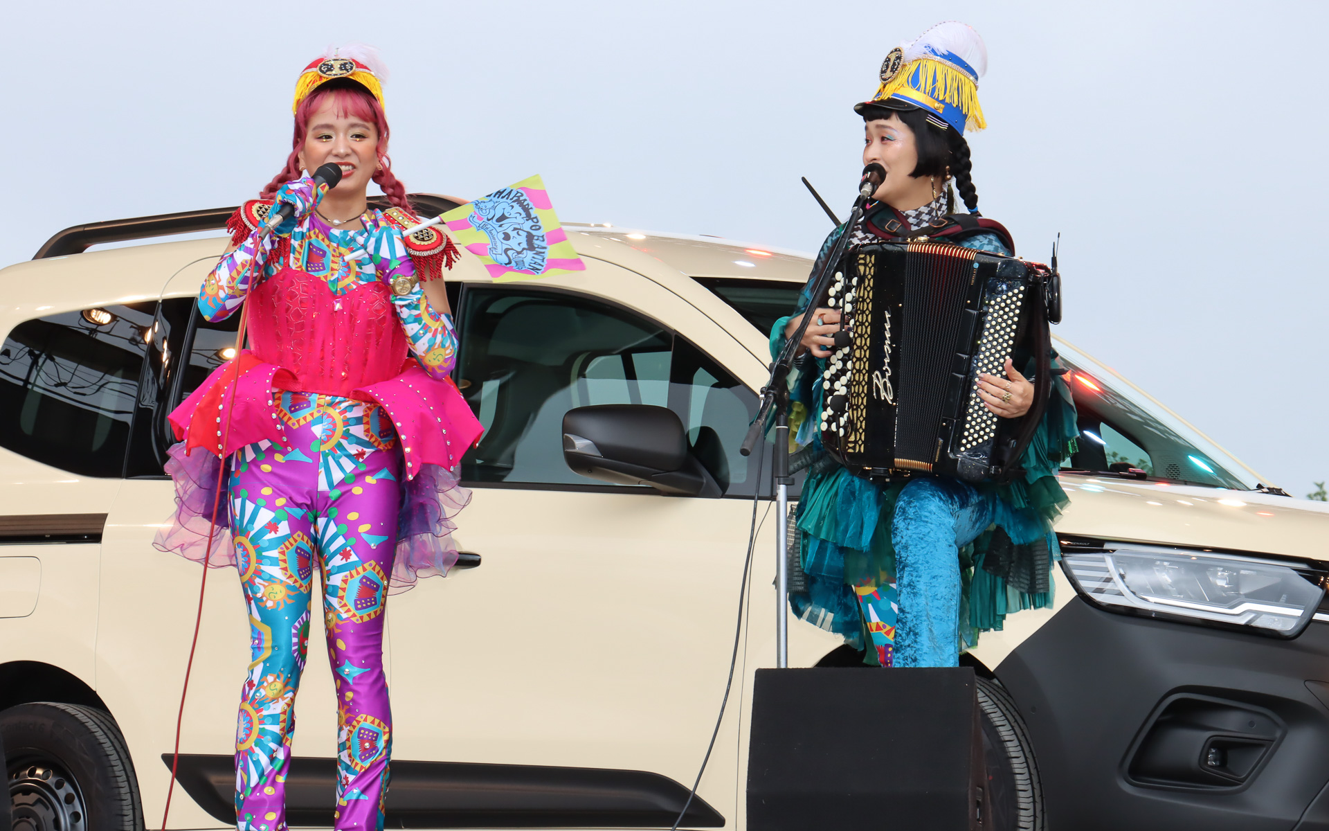 「カングーの歌」以外にも「置行堀行進曲」「フランスかぶれ」などの楽曲が披露され、ステージ前はすし詰め状態になっていた