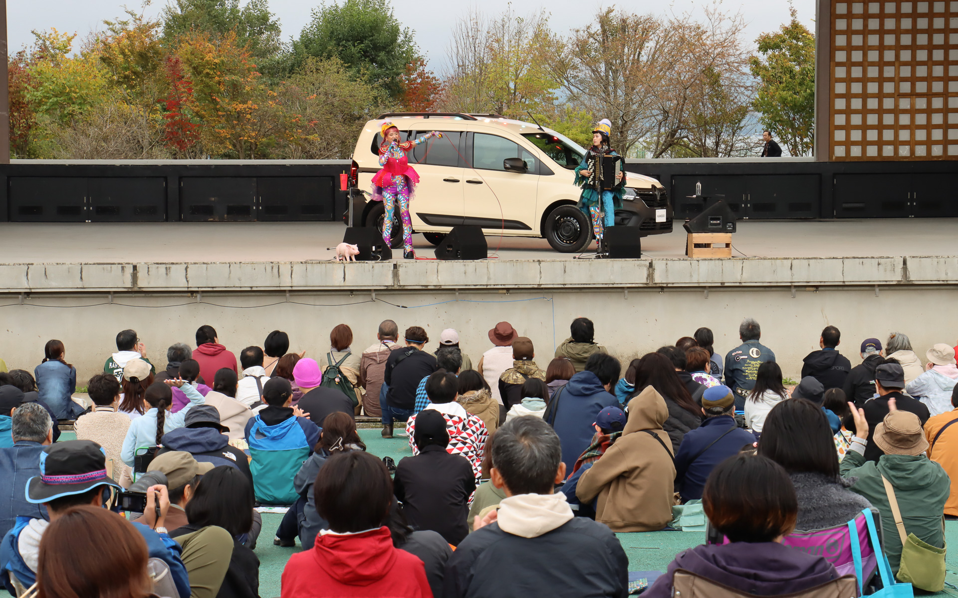 「カングーの歌」以外にも「置行堀行進曲」「フランスかぶれ」などの楽曲が披露され、ステージ前はすし詰め状態になっていた