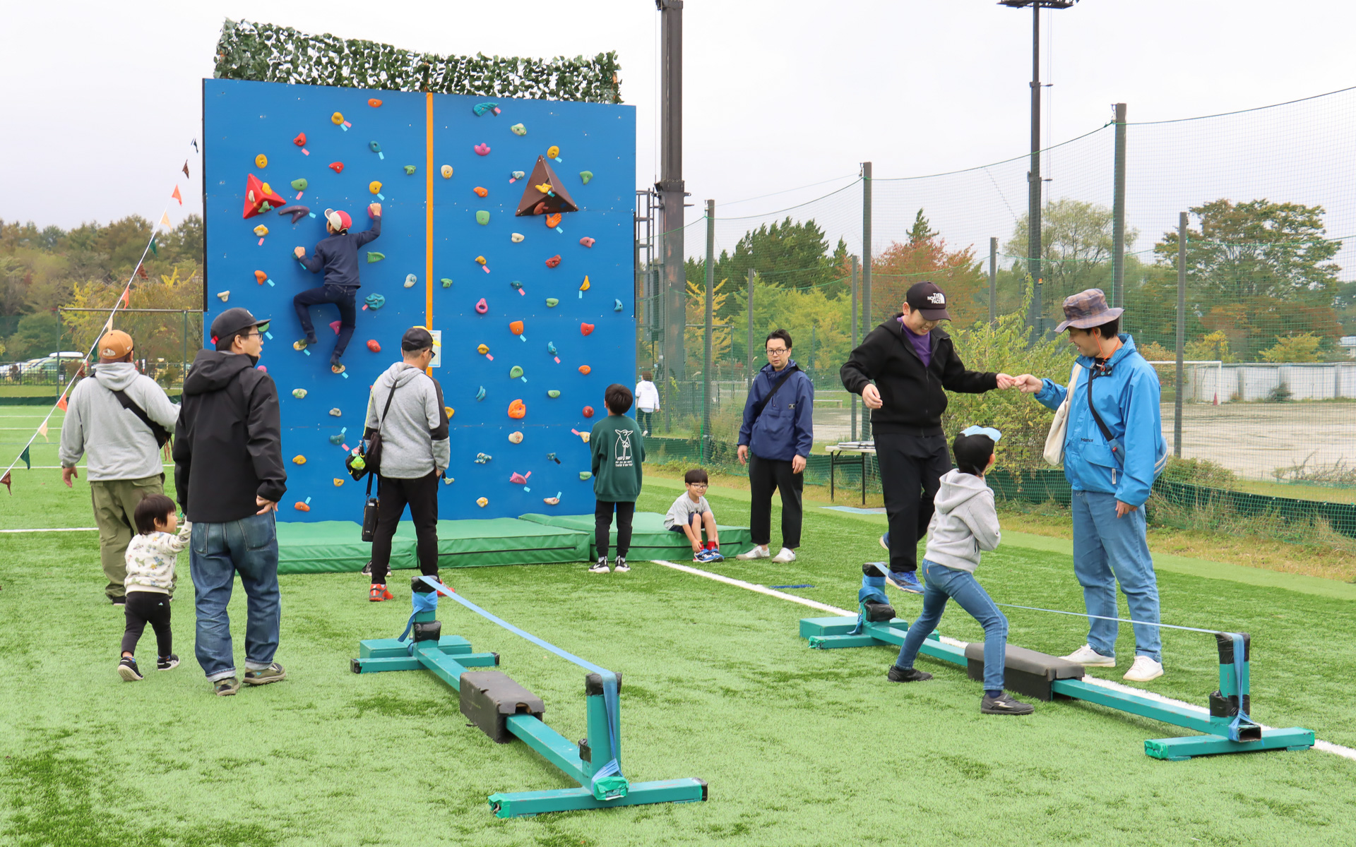 パリ・オリンピックでも正式種目として注目されたボルダリングや、細いベルトの上で綱渡りやトランポリンを合わせたようなアクションを披露するスラックラインの体験コーナー