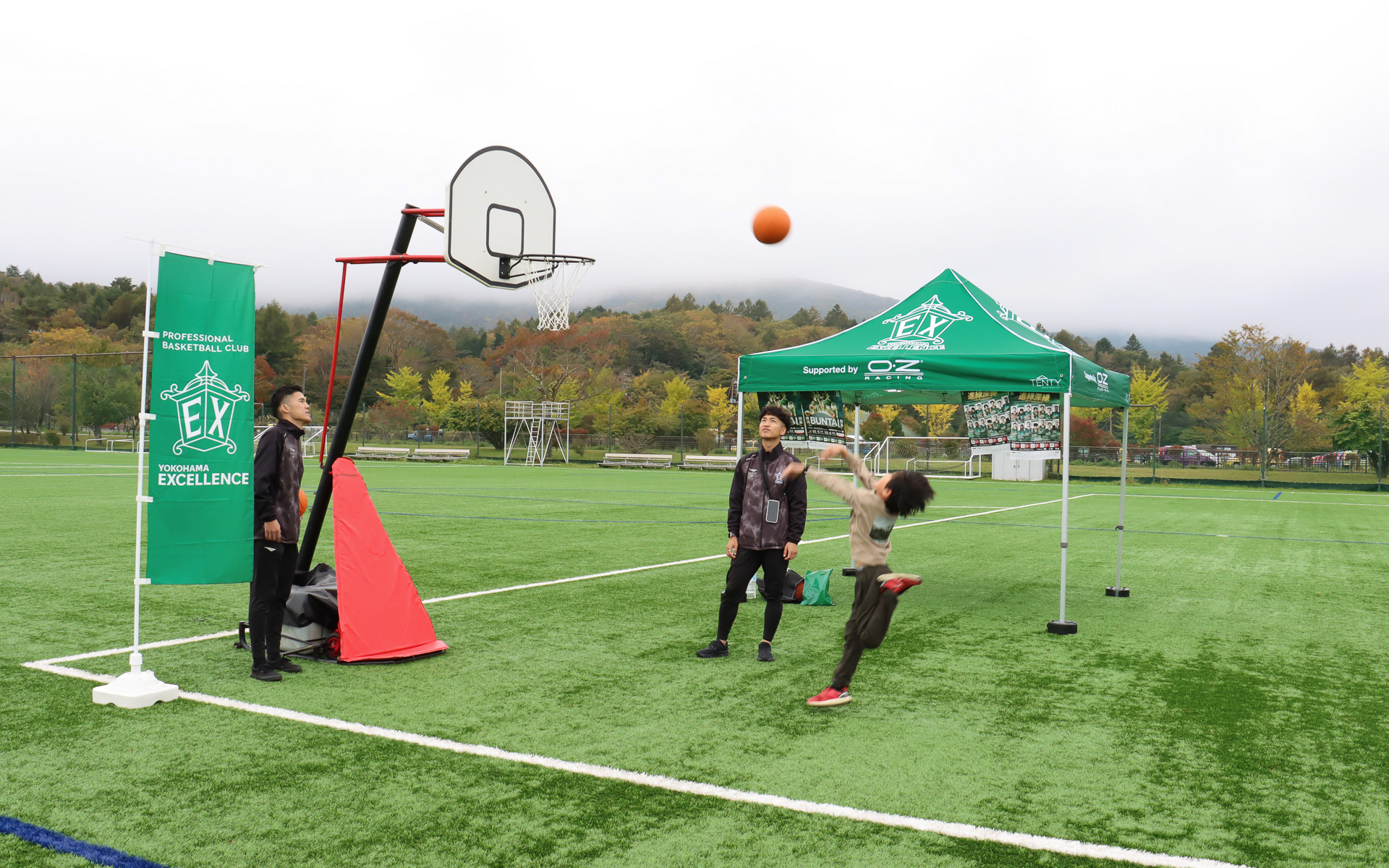 ルノー・ジャポンが新型カングーを提供して活動をサポートするプロバスケットボールチーム「横浜エクセレンス」によるフリースローチャレンジ