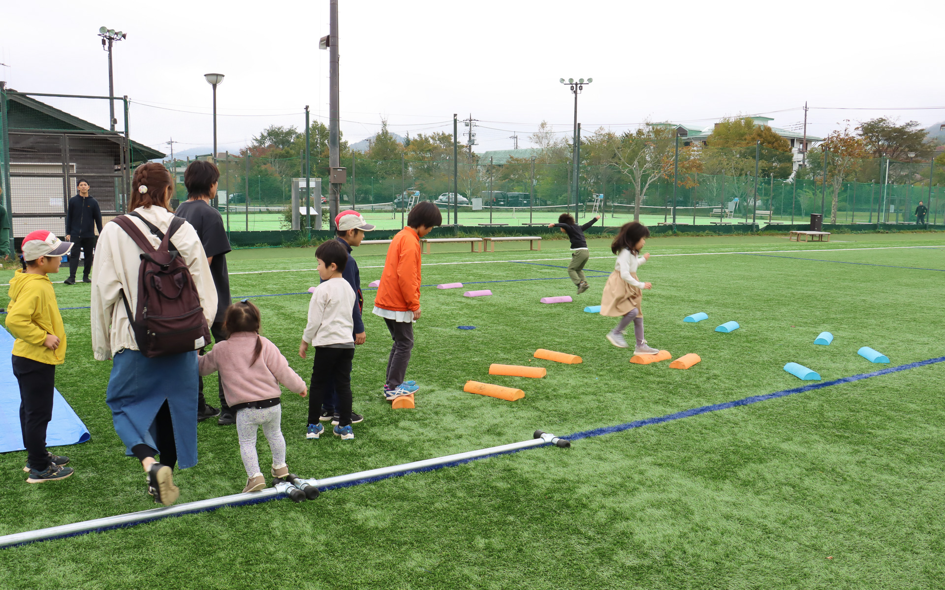 フランス発祥のアーバンスポーツ・パルクールの体験コーナーでは、半円柱の足場をリズムよく飛び移っていくコースが用意された