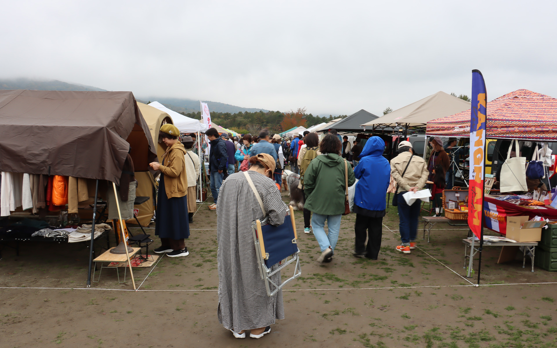愛車のカングーを店舗として出店するフリーマーケット。カングー関連の中古パーツやカスタマイズパーツのほか、自作の小物やアンティークグッズ、古着などが販売されていた
