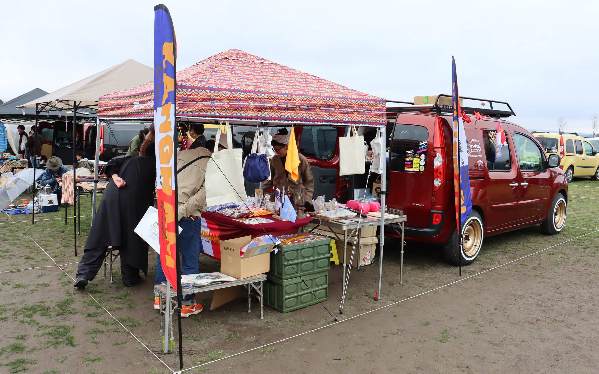 愛車のカングーを店舗として出店するフリーマーケット。カングー関連の中古パーツやカスタマイズパーツのほか、自作の小物やアンティークグッズ、古着などが販売されていた