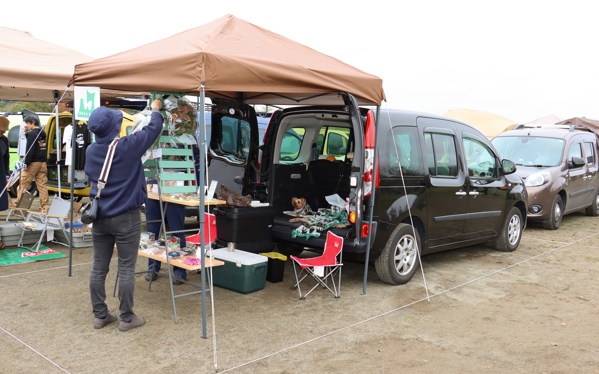 愛車のカングーを店舗として出店するフリーマーケット。カングー関連の中古パーツやカスタマイズパーツのほか、自作の小物やアンティークグッズ、古着などが販売されていた
